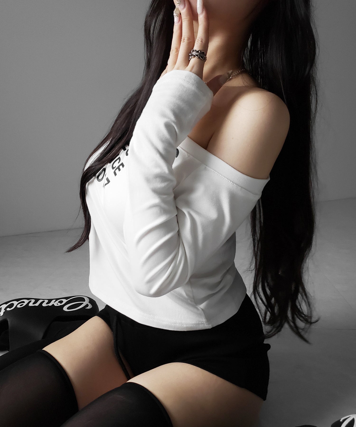 コンパクトロゴワンショルルーズロンT / compact logo one-Shoulder loose long-sleeve T-Shirt