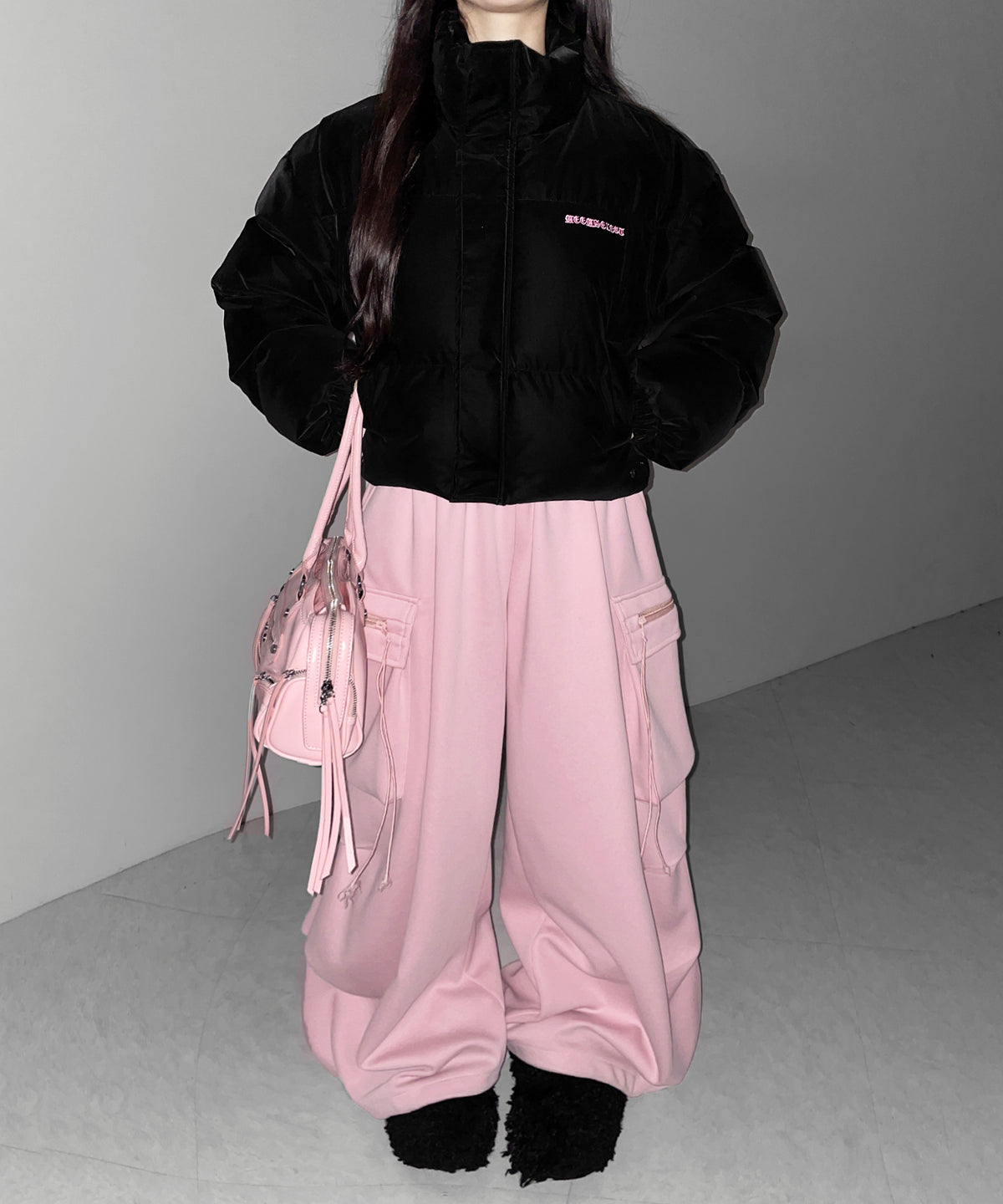 【 新色ピンクが追加! 】グランジロゴ刺繍ショートパフ中綿ジャケット / grunge logo embroidery short puff fake down jacket