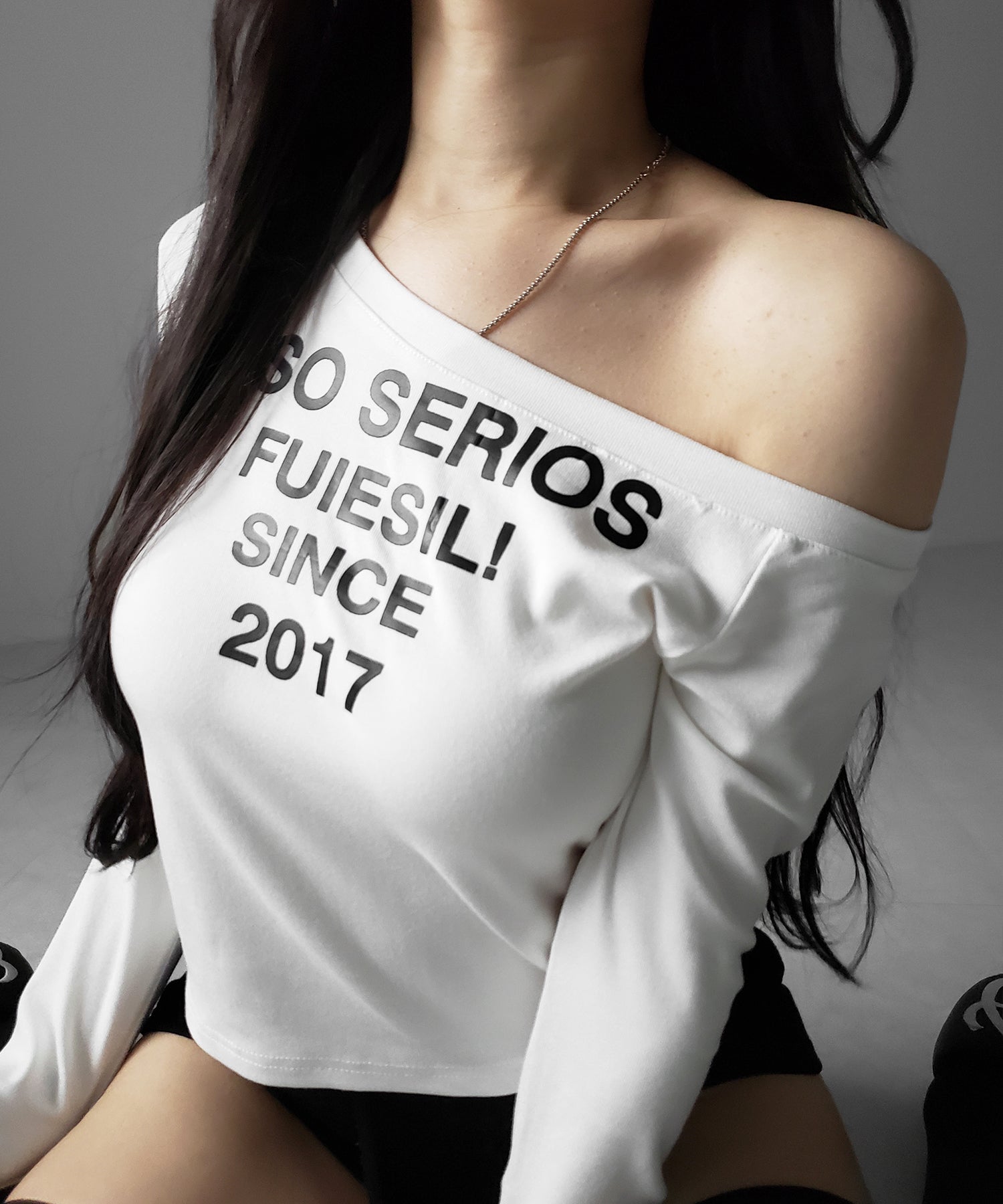 コンパクトロゴワンショルルーズロンT / compact logo one-Shoulder loose long-sleeve T-Shirt