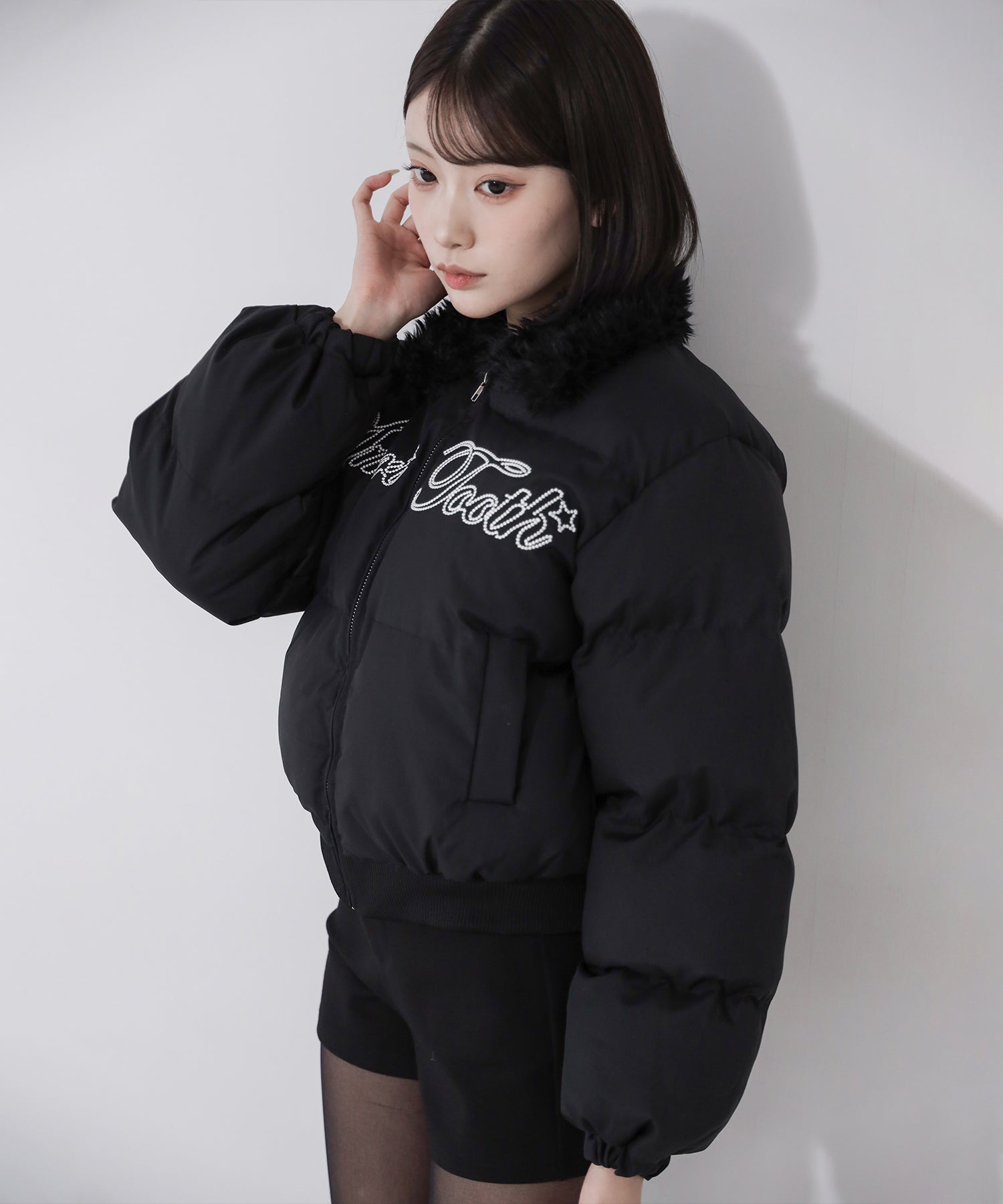 レタリングロゴ刺繍ショートパフダウンジャケット / lettering logo embroidery short puffer jacket