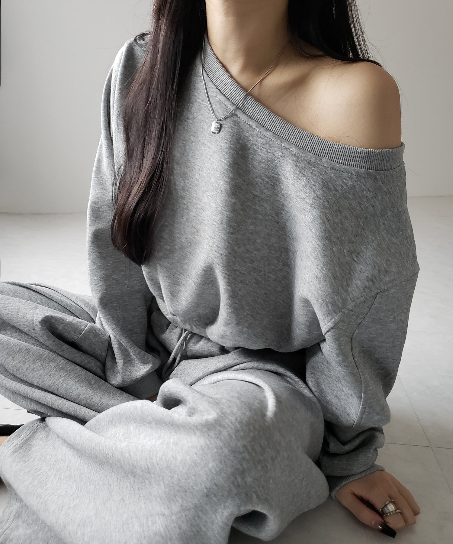 【 セットアップ 】ワンショルダーショートスウェットトップス + タックワイドパンツ SET / off shoulder short sweat tops & tack wide pants SET