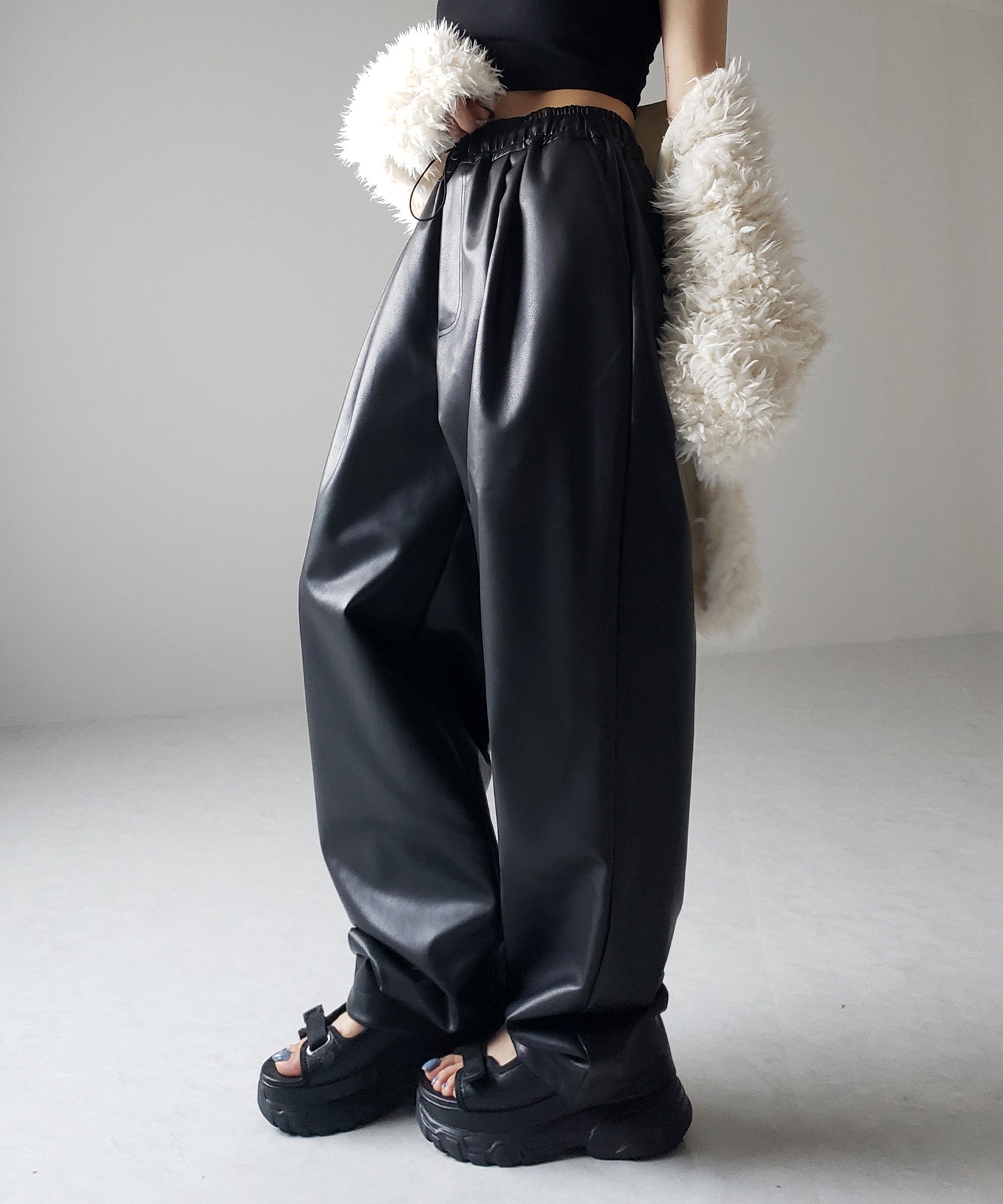 【 4size/2color 】ドロストフェイクレザーボリュームワイドパンツ