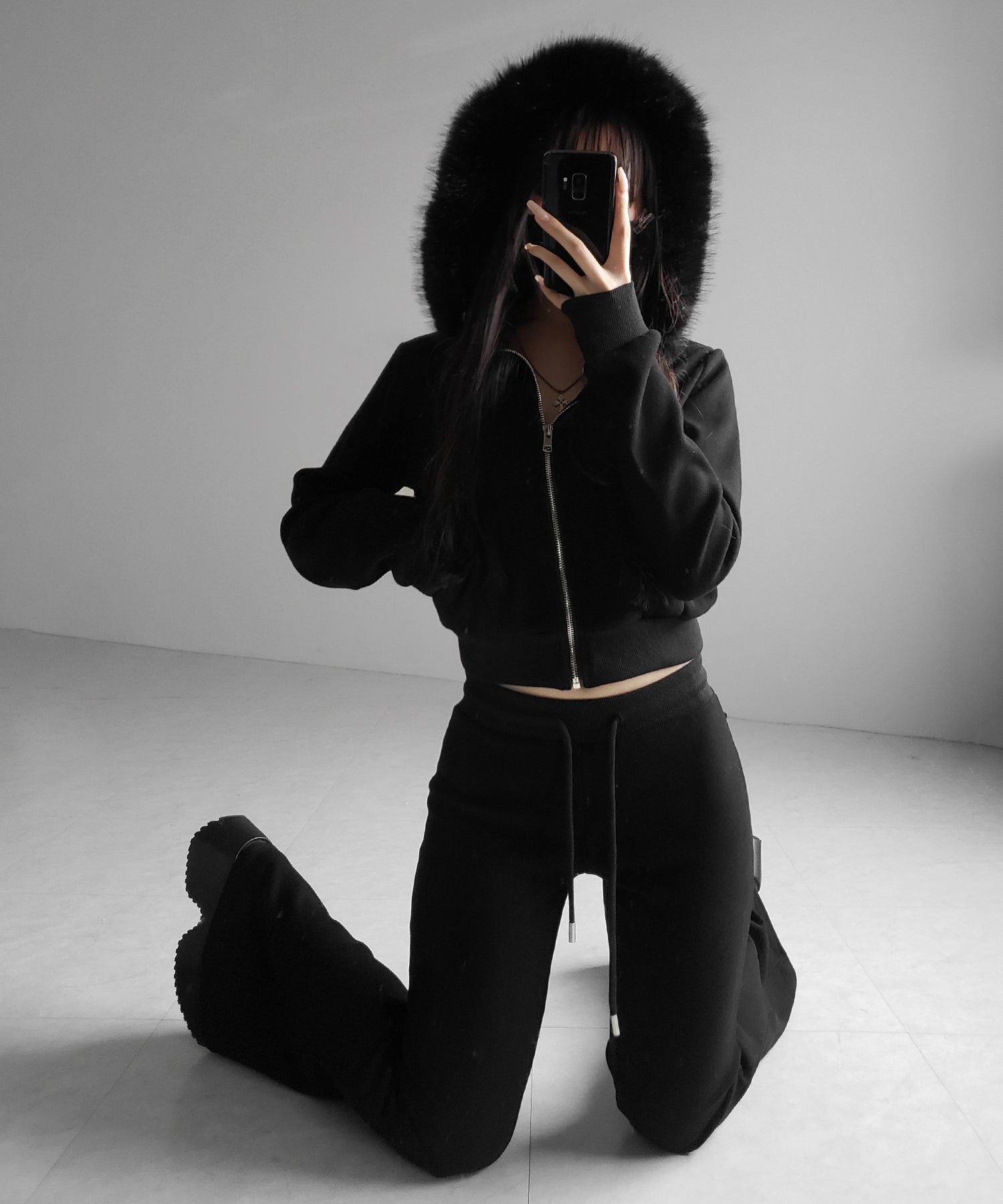 【 セットアップ 】ファーフードショートパーカー&スウェットフレアパンツ / Fur short hoodie & sweat flare pants SETUP