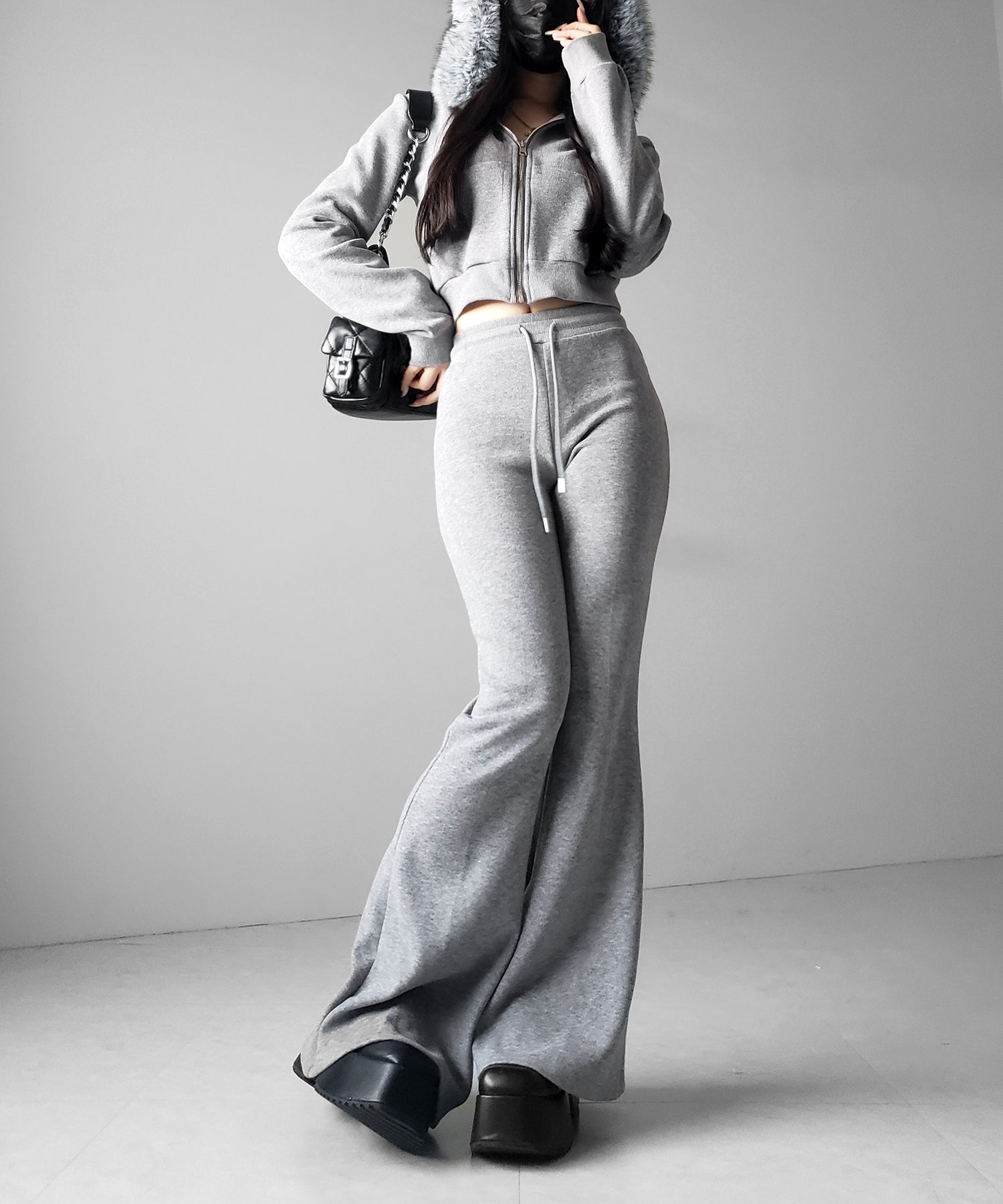 【 セットアップ 】ファーフードショートパーカー&スウェットフレアパンツ / Fur short hoodie & sweat flare pants SETUP