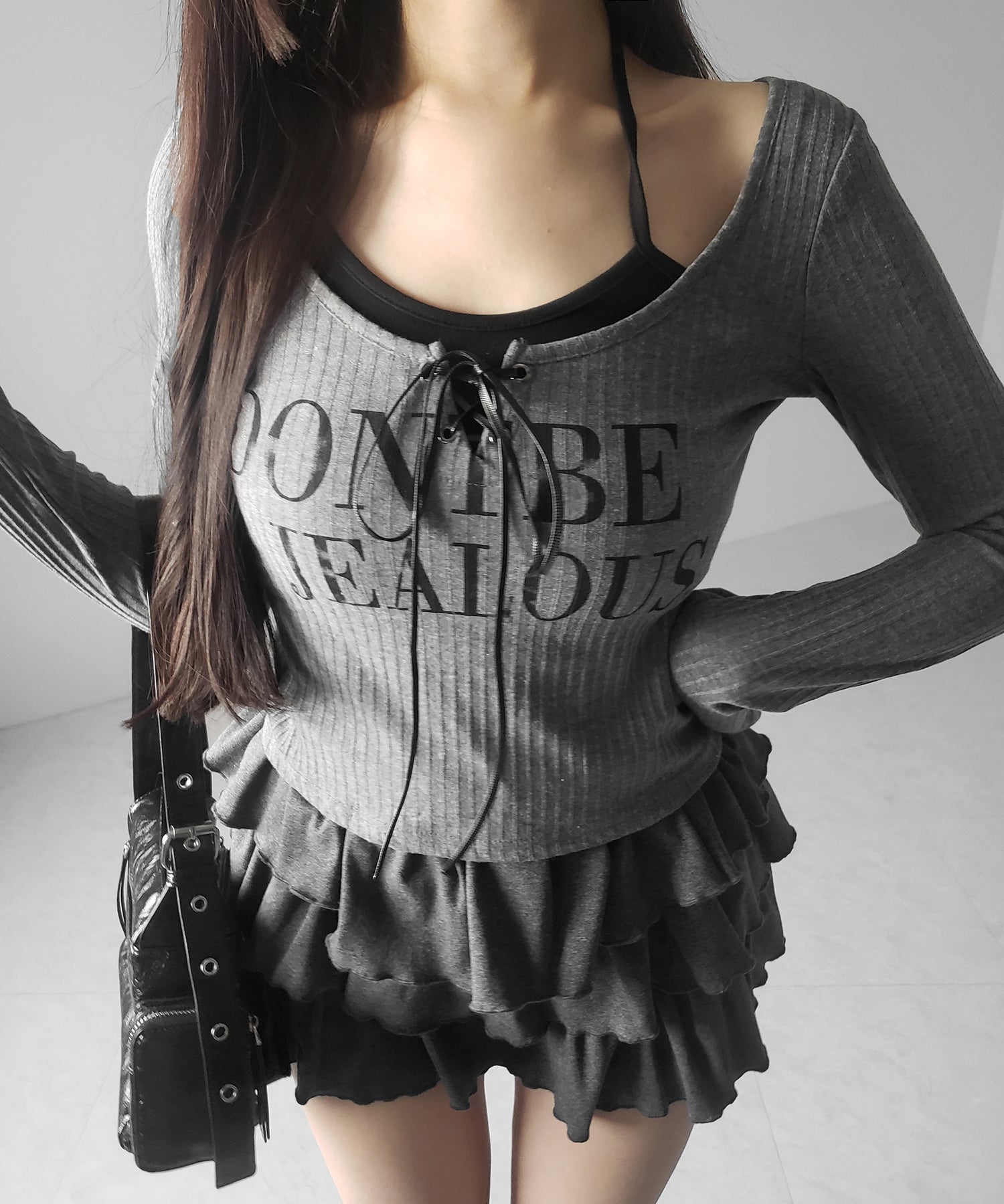 【 クロスネックにできる2WAY 】レースアップフェイクレイヤードロゴカットソートップス / laceup fake layered logo cutsew tops