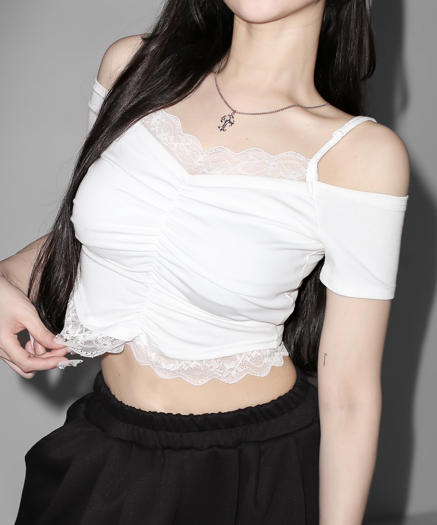 レースドッキングシャーリング半袖オフショルトップス / lace docking shirring short-sleeved off-shoulder tops