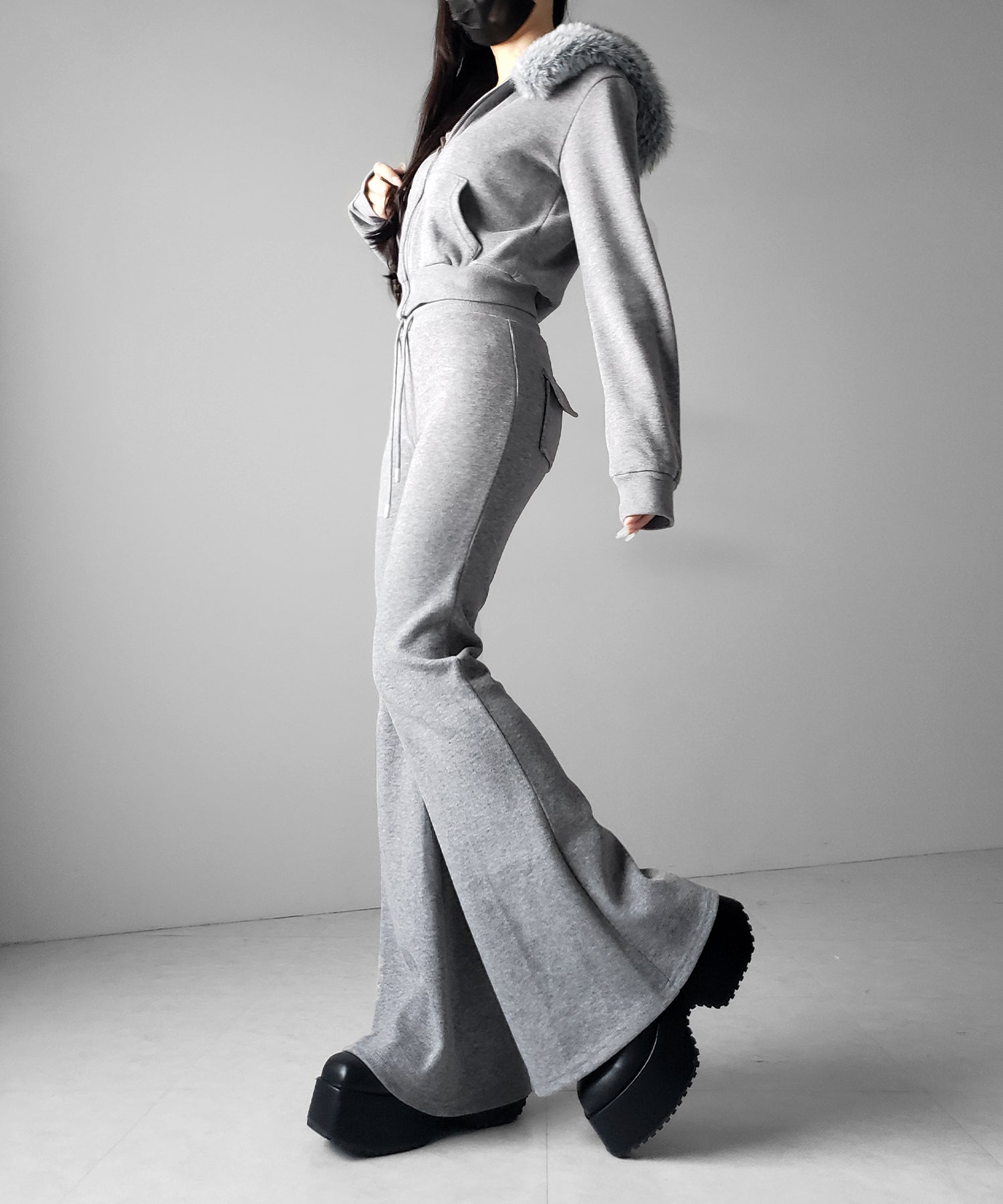 【 セットアップ 】ファーフードショートパーカー&スウェットフレアパンツ / Fur short hoodie & sweat flare pants SETUP