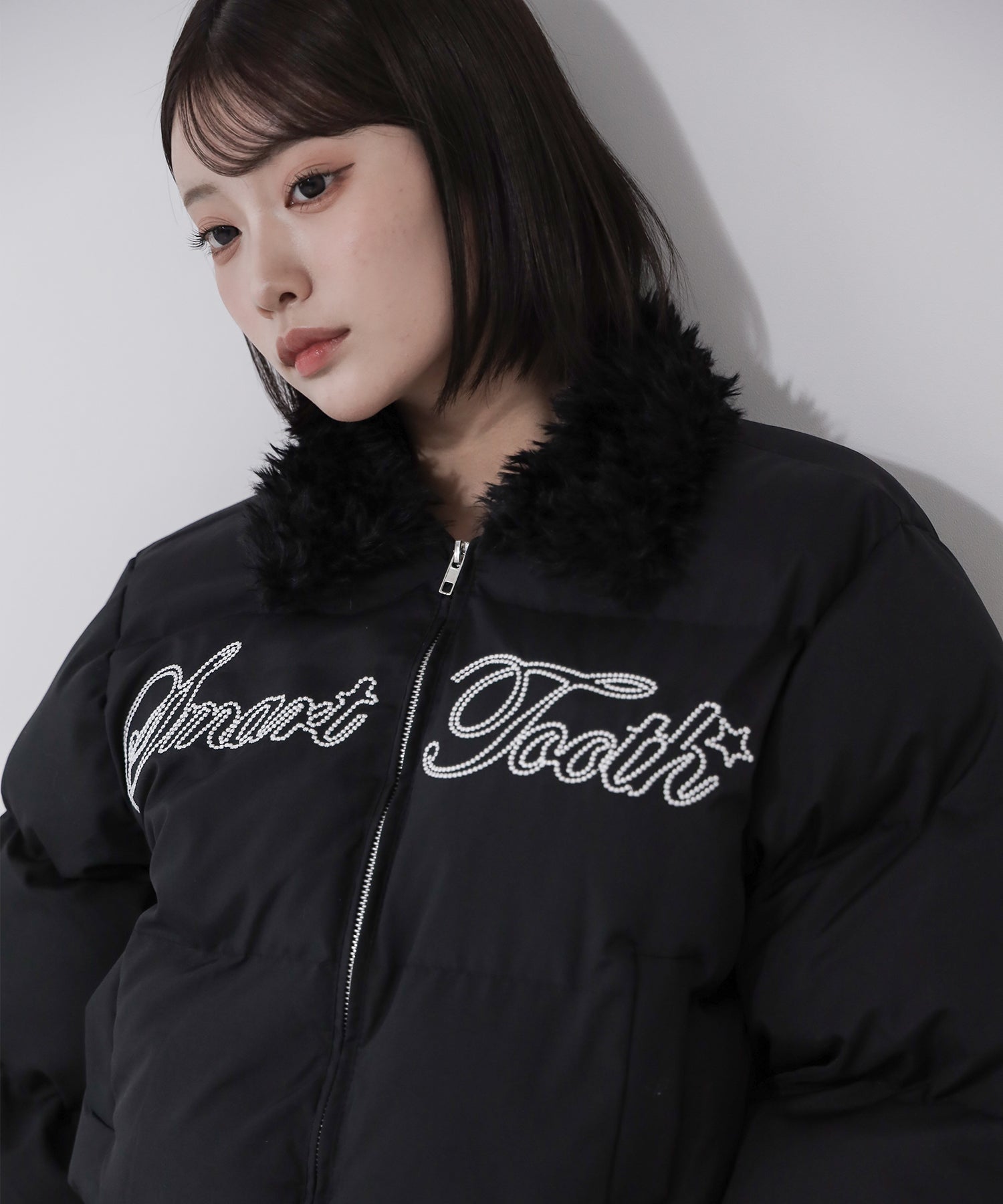 レタリングロゴ刺繍ショートパフダウンジャケット / lettering logo embroidery short puffer jacket