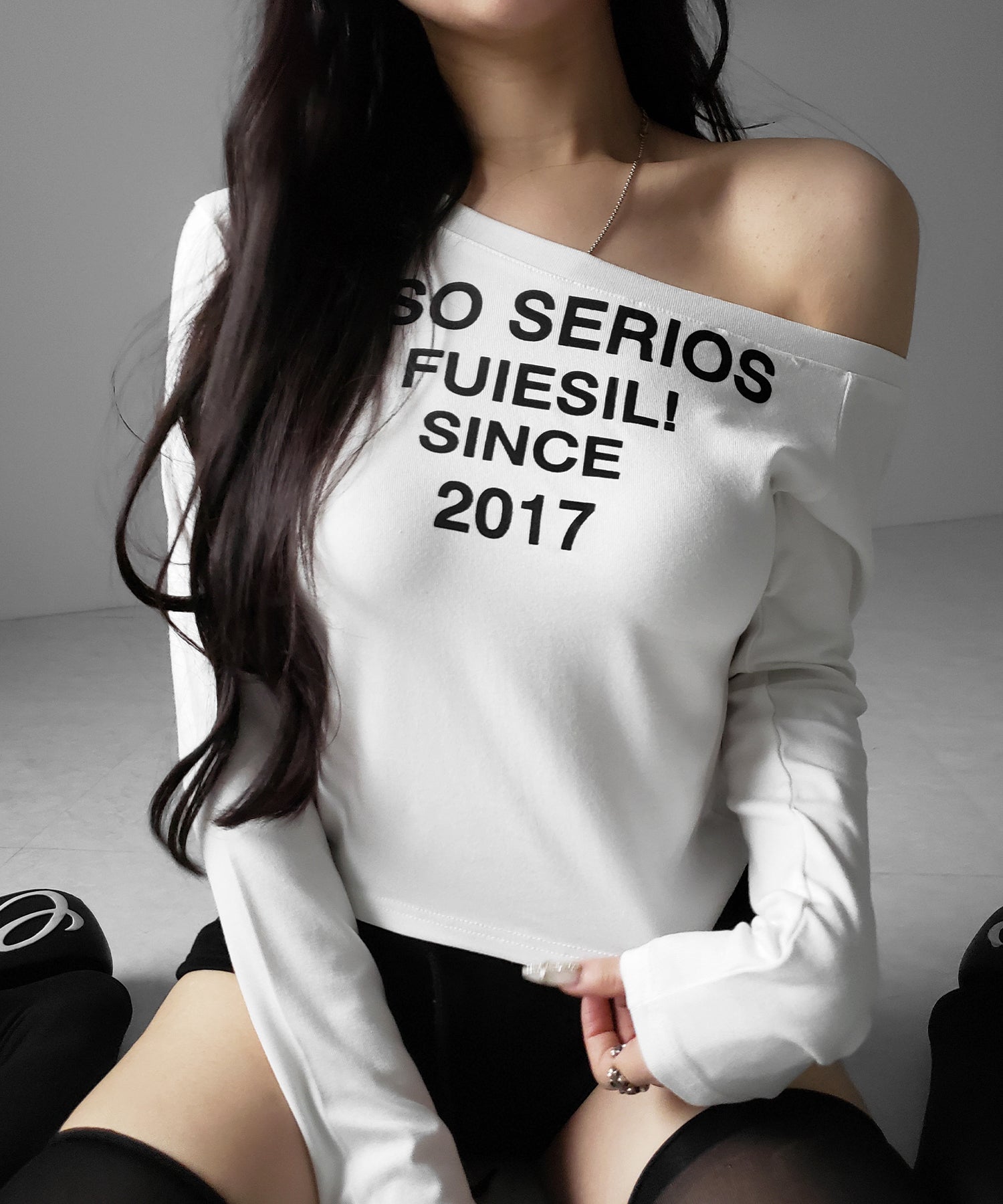 コンパクトロゴワンショルルーズロンT / compact logo one-Shoulder loose long-sleeve T-Shirt