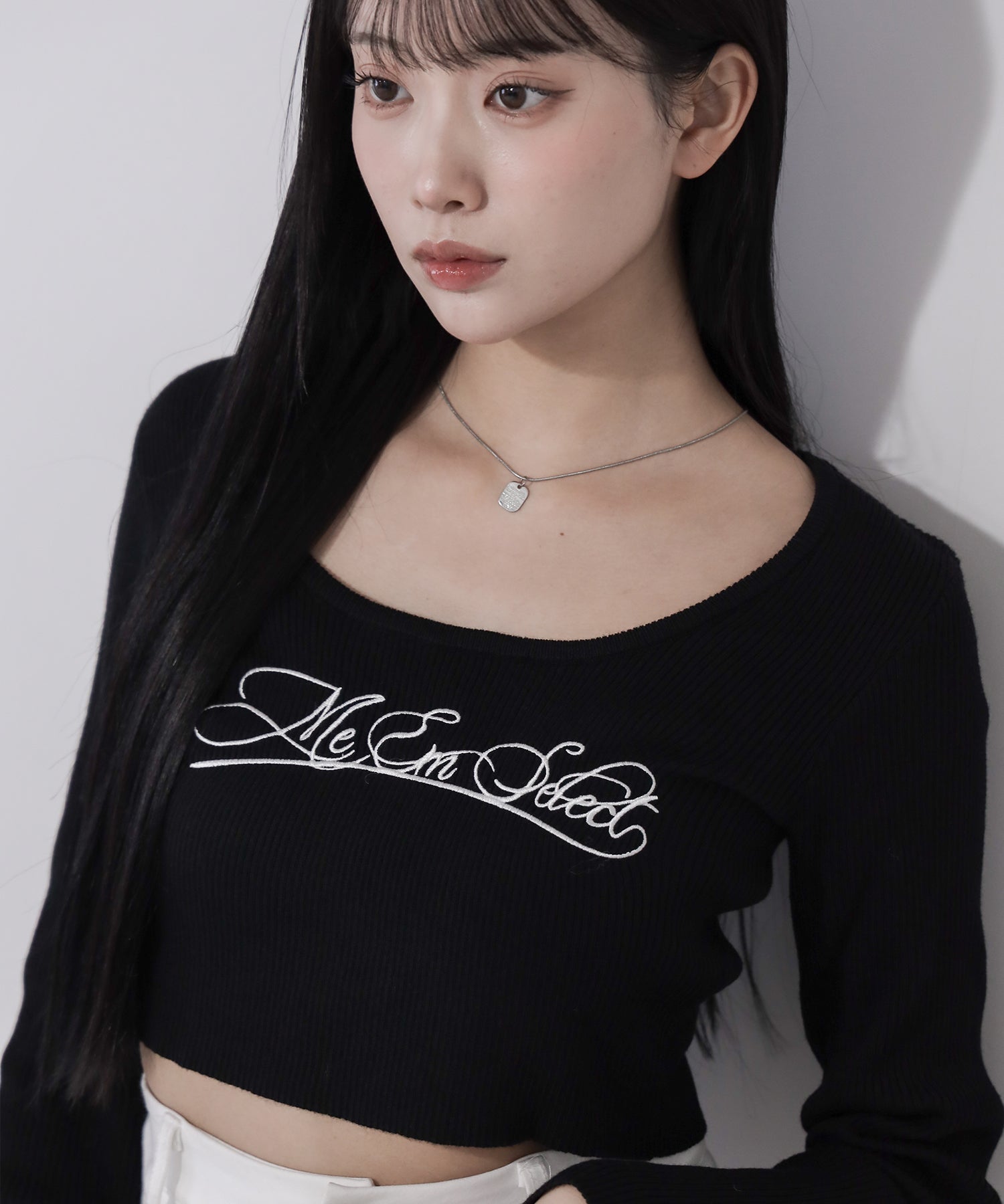 レタリングロゴ刺繍スクエアネックショートリブニットトップス / lettering logo embroidery square neck short rib knit tops