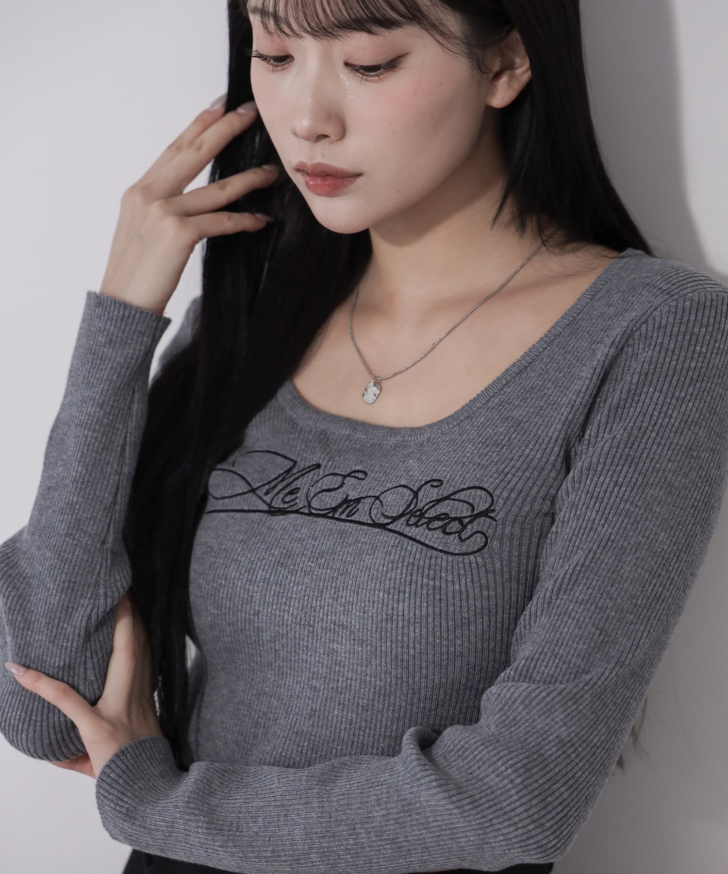 レタリングロゴ刺繍スクエアネックショートリブニットトップス / lettering logo embroidery square neck short rib knit tops