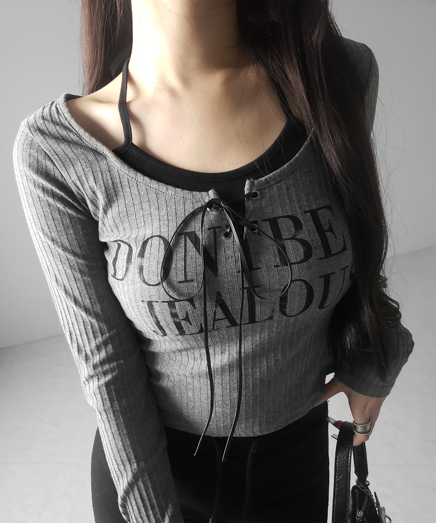 【 クロスネックにできる2WAY 】レースアップフェイクレイヤードロゴカットソートップス / laceup fake layered logo cutsew tops