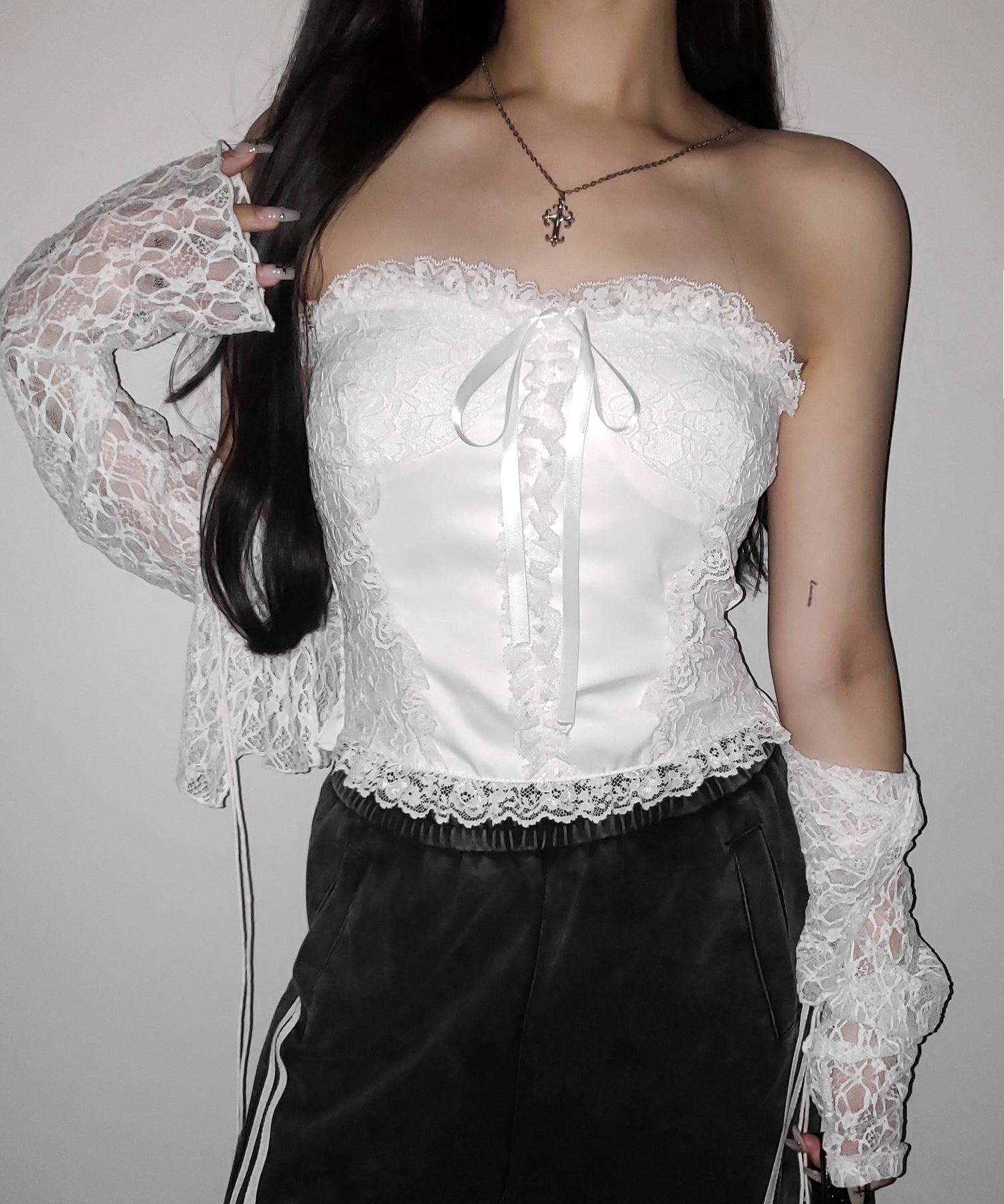 【 2color 】フロントリボンレースフリルコルセットベアトップ / front ribbon lace frill corset bare top