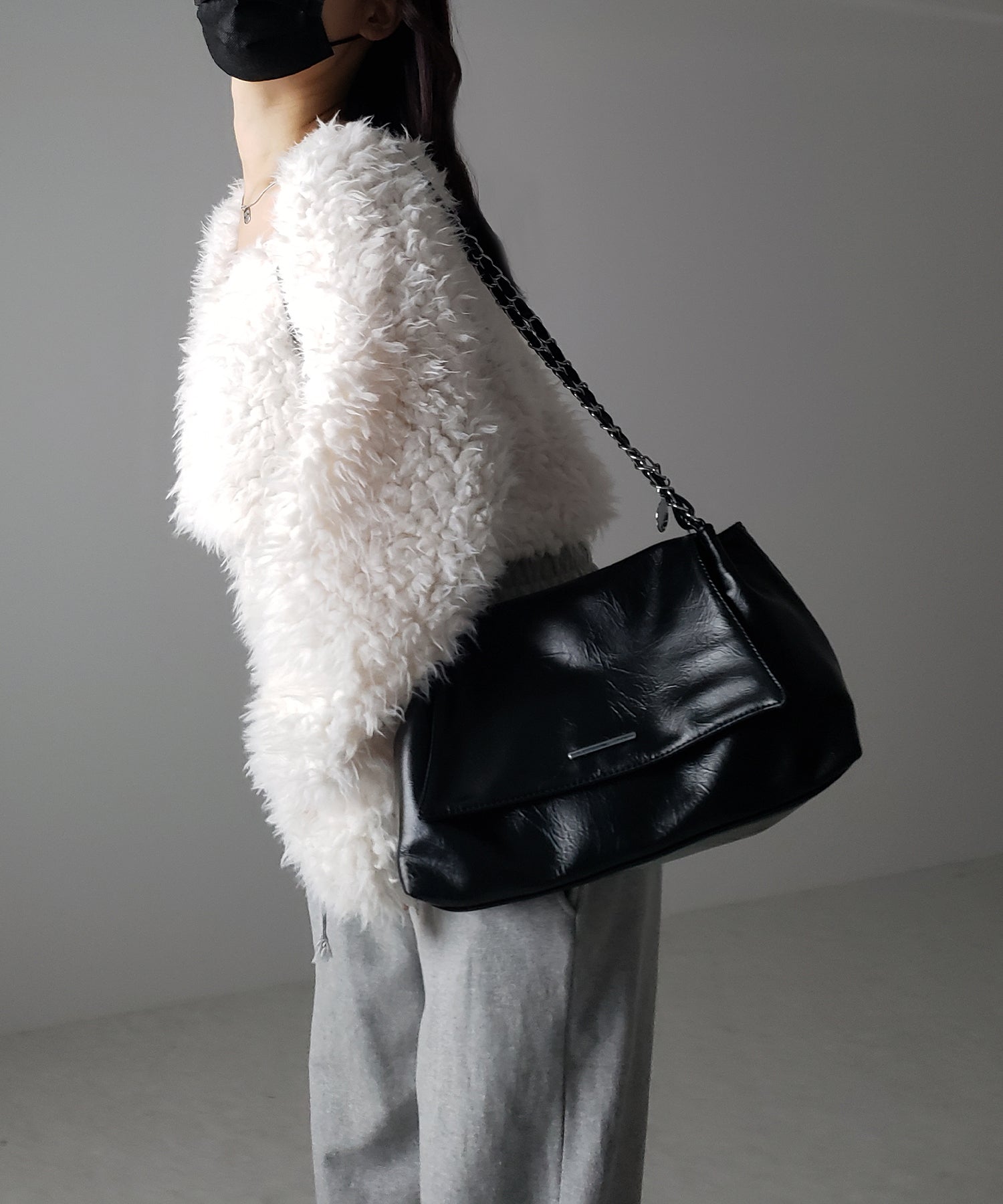 チェーンフェイクレザーフラップショルダーバッグ / chain fake leather flap shoulder bag