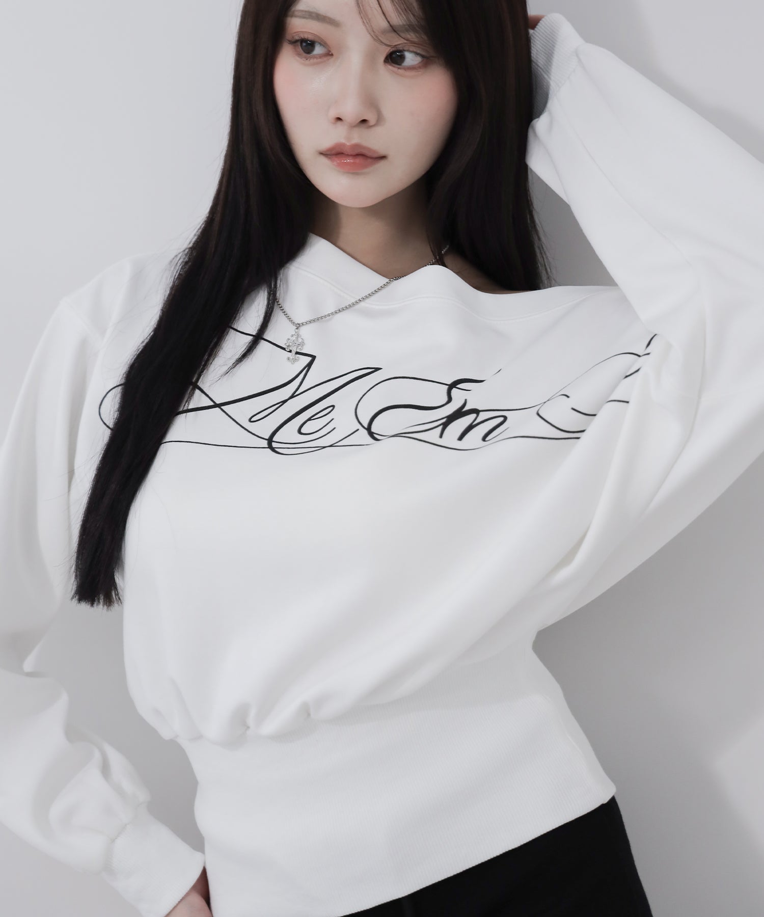 レタリングロゴワンショルショートスウェットライクトップス / lettering logo one-shoulder short sweatlike tops