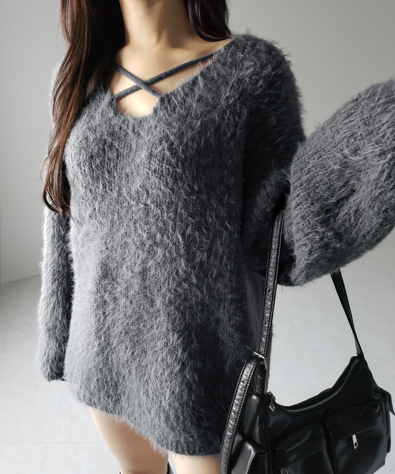 クロスストラップカットアウトルーズシャギーニット