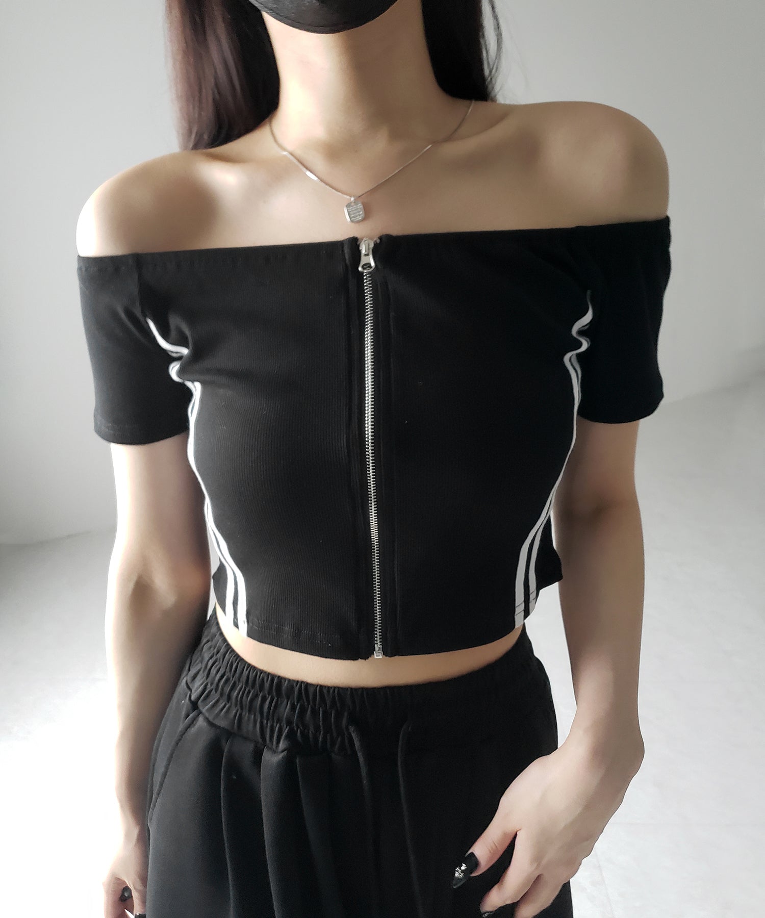 ジップアップオフショルサイドラインTシャツ / zipup off shoulder sideline T-shirt