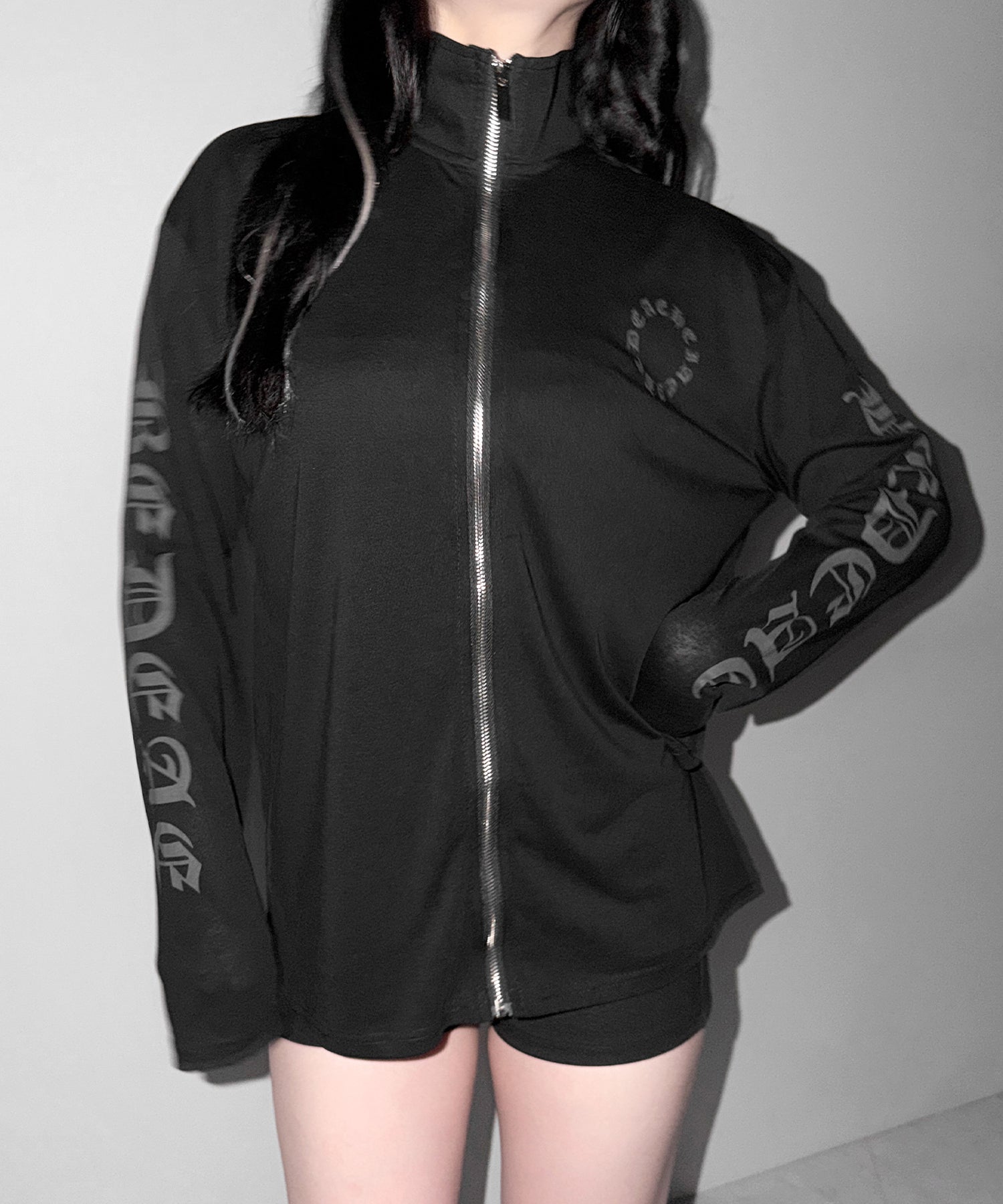 グランジロゴスタンドジップアップオーバーシアートップス / grunge logo stand zipup over sheer tops