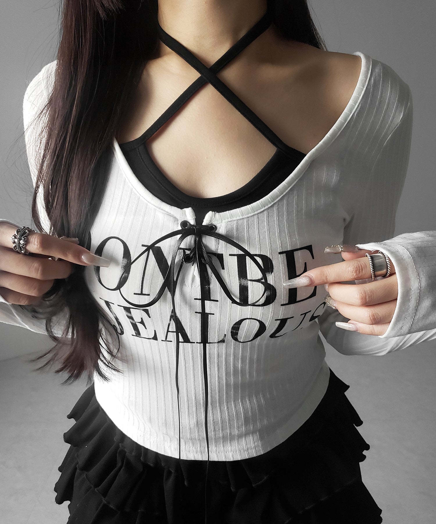 【 クロスネックにできる2WAY 】レースアップフェイクレイヤードロゴカットソートップス / laceup fake layered logo cutsew tops