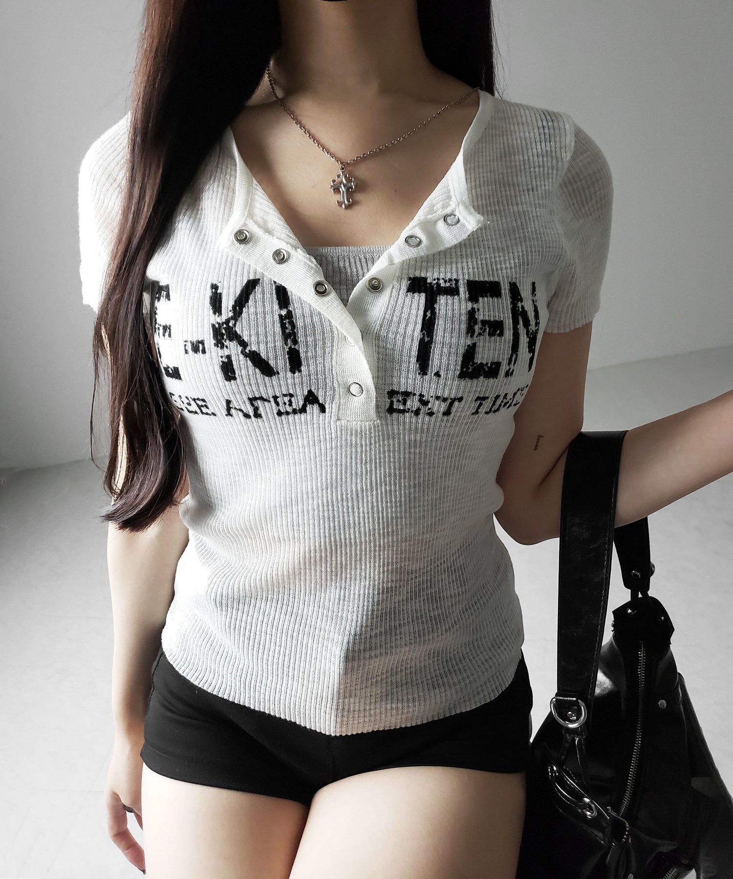 ヘンリーネックフェイクレイヤードロゴシアーニットトップス / henly neck fake layered logo sheer rib knit tops