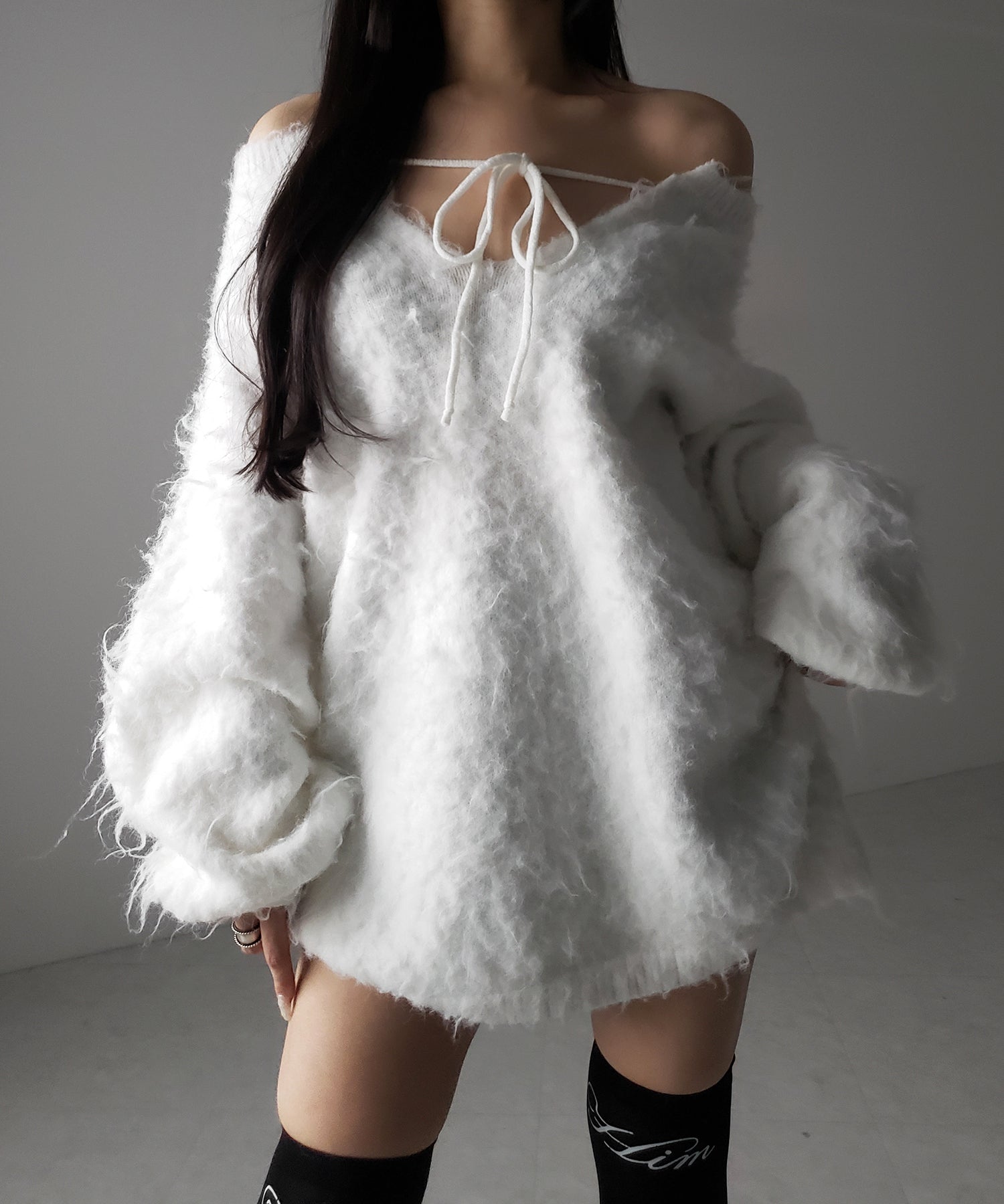 ストラップリボンオフショルオーバーシャギーニット / strap ribbon off shoulder over shaggy knit