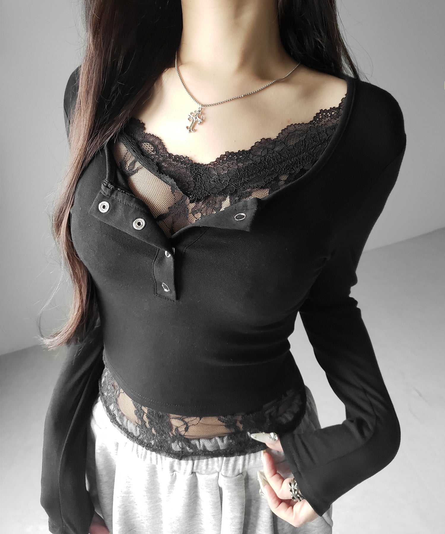 【 人気アイテムの長袖verが新登場! 】レースレイヤードヘンリーネックスクエア長袖Tシャツ / lace layered henley neck square long sleeve T-shirt