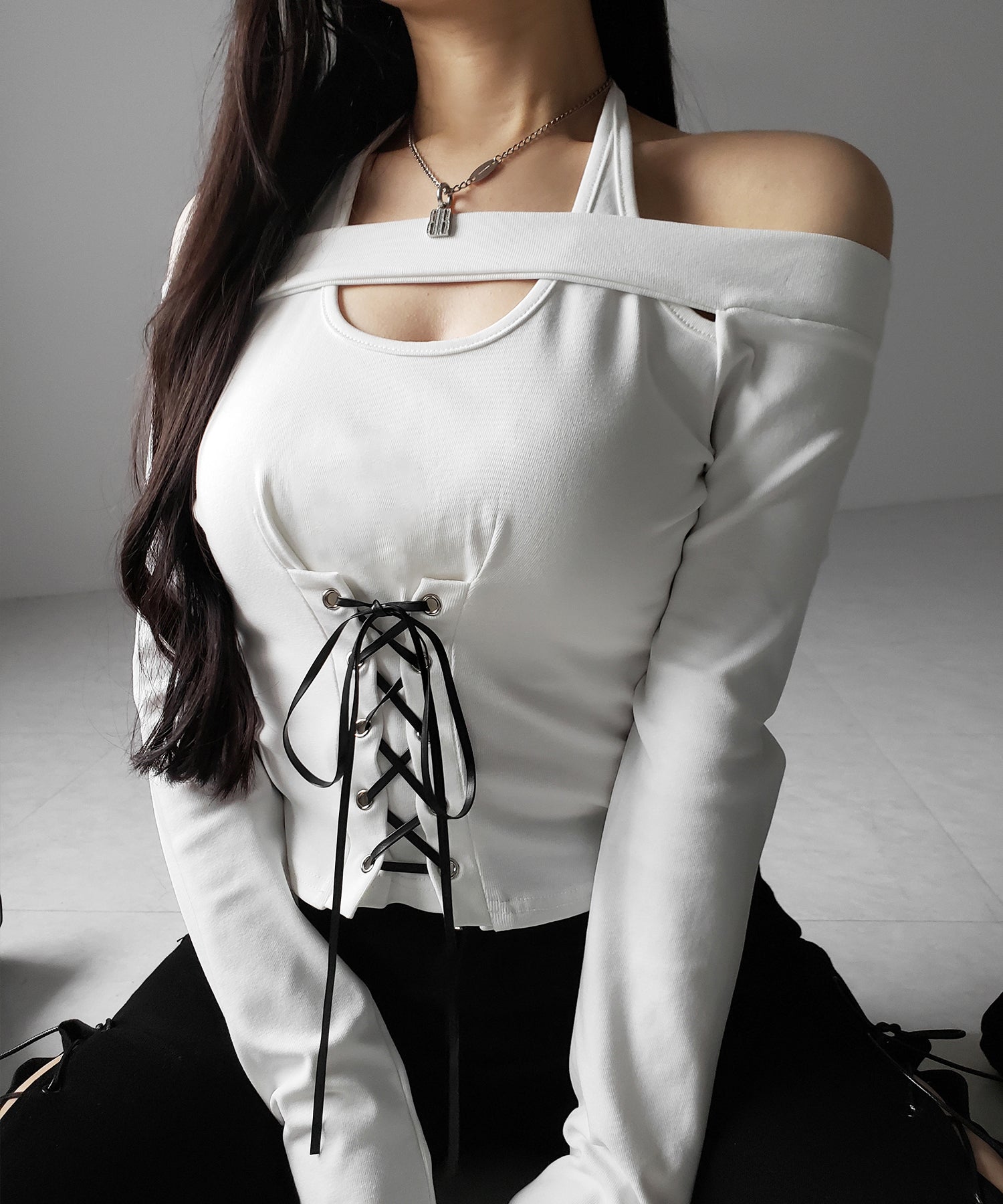 レースアップカットアウトホルターオフショルトップス / laceup cutout halter offshoulder tops