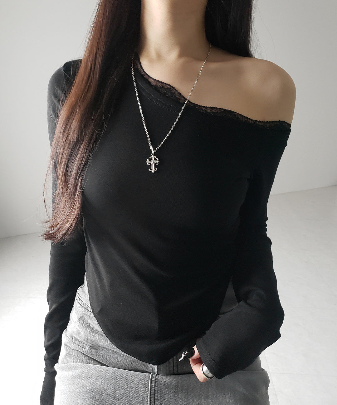 【 2color 】ワンショルダーレースポイントスリムカットソートップス / one shoulder lace point slim cutsew tops