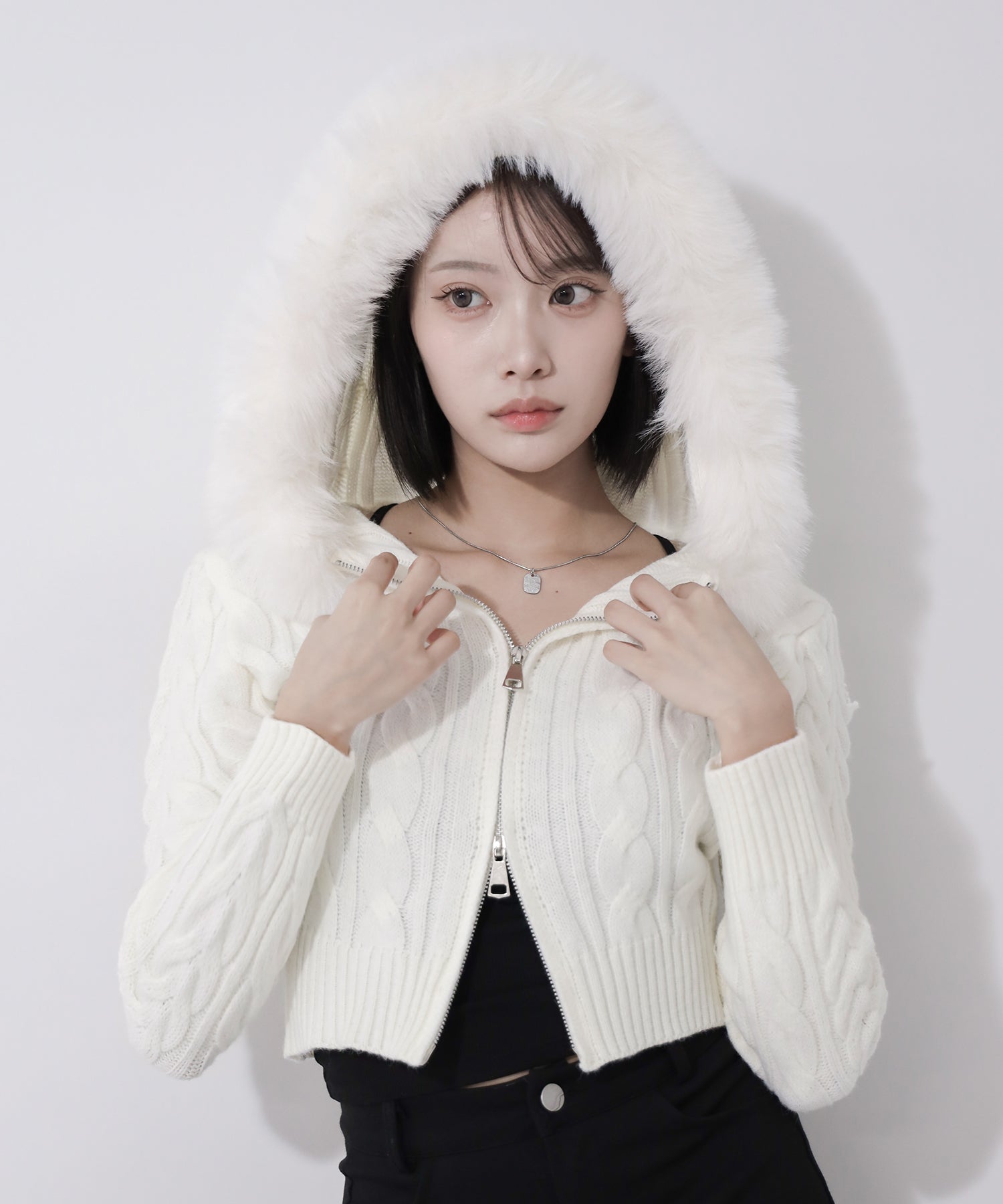 ファーフーディダブルジップショートニットパーカー / Fur hooded double zip short knit hoodie