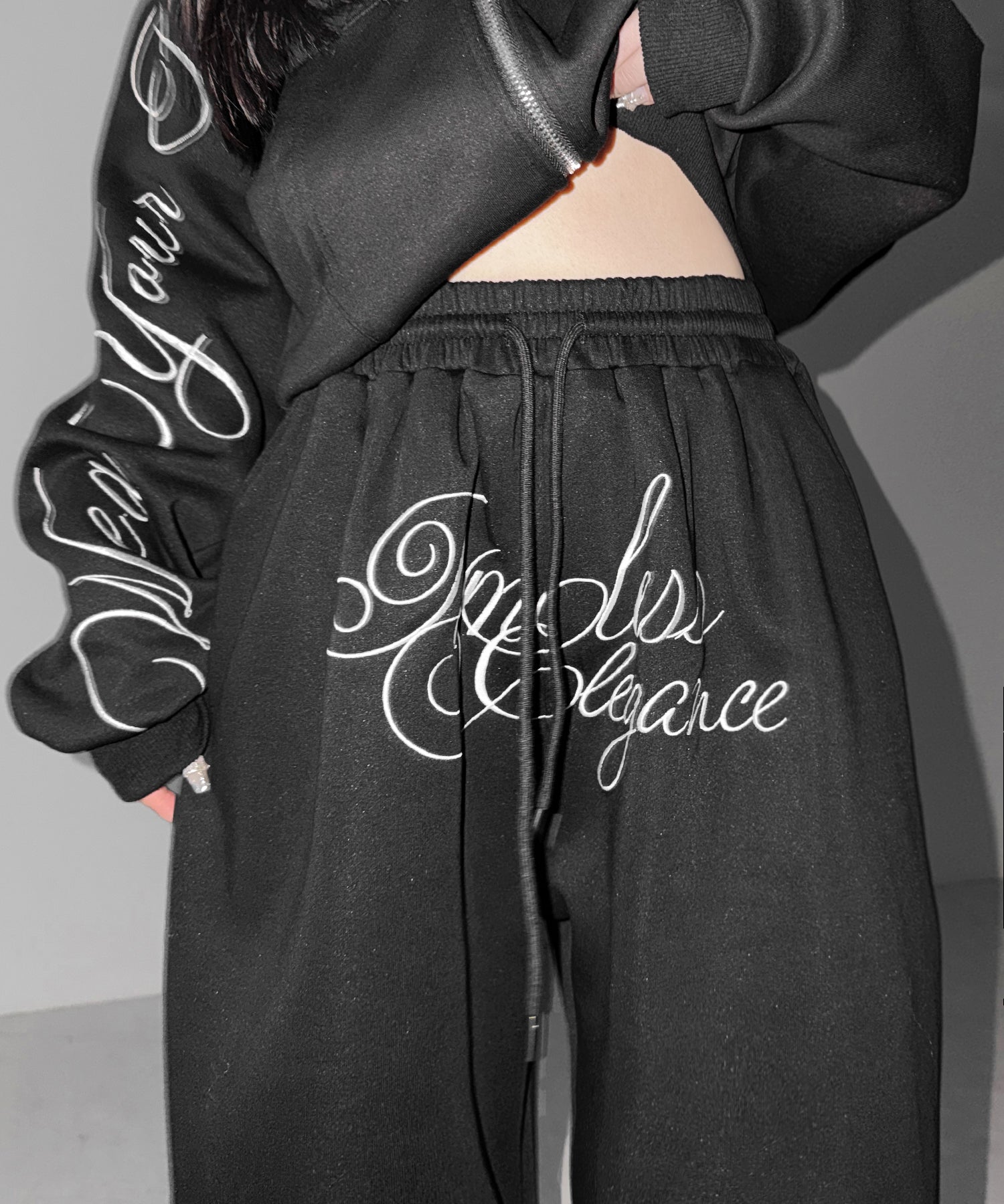 フロントレタリングロゴ刺繍ワイドスウェットパンツ / front lettering logo embroidery wide sweatpants