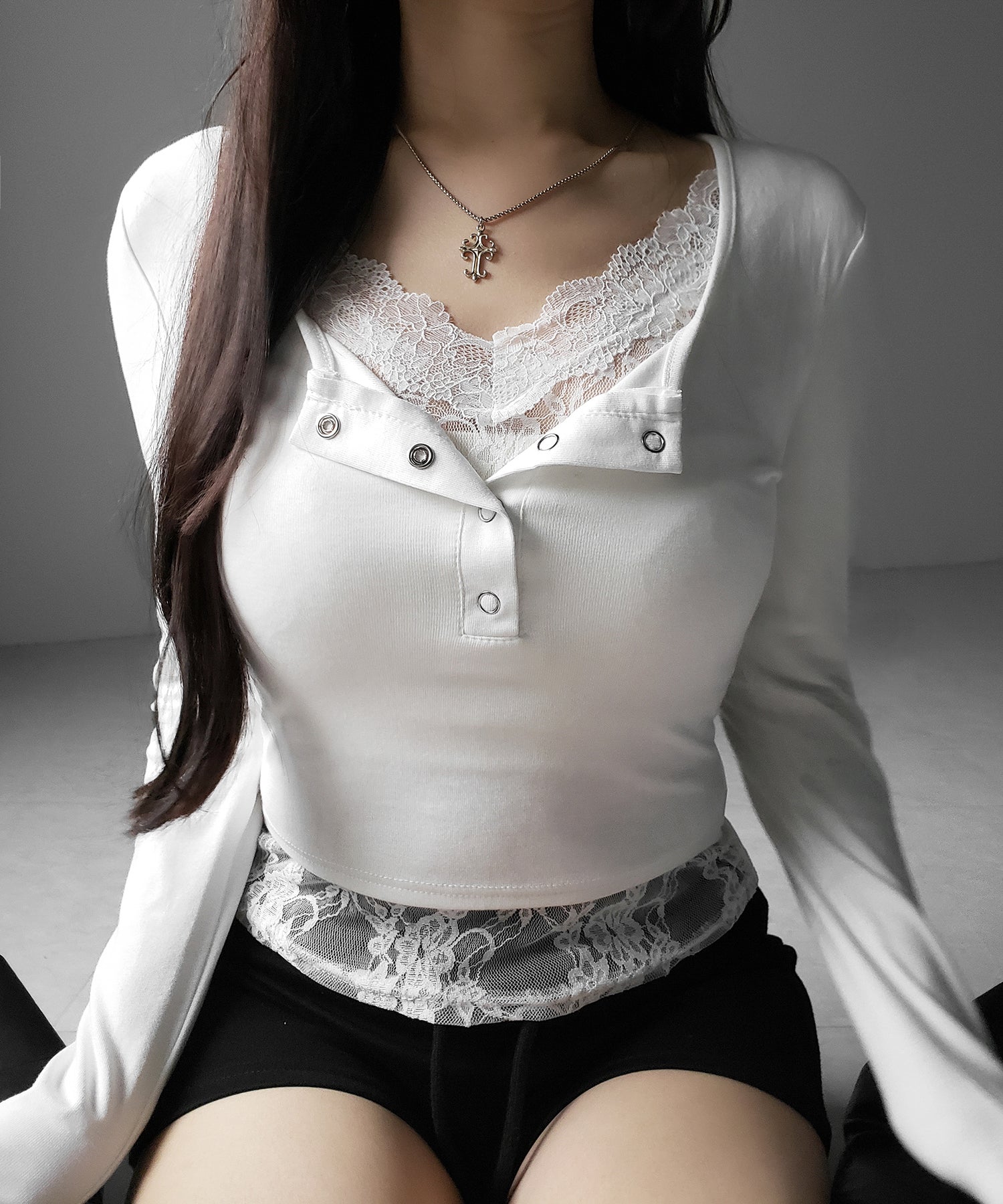 【 人気アイテムの長袖verが新登場! 】レースレイヤードヘンリーネックスクエア長袖Tシャツ / lace layered henley neck square long sleeve T-shirt