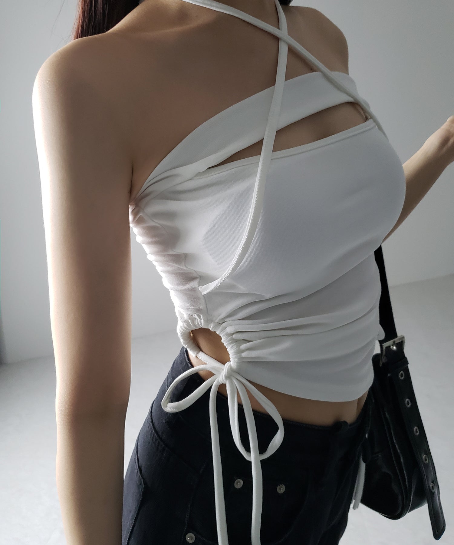 【 カップ付き / 2WAY 】クロスストラップリボンカットアウトショートキャミソール / cross strap ribbon cutout short camisole