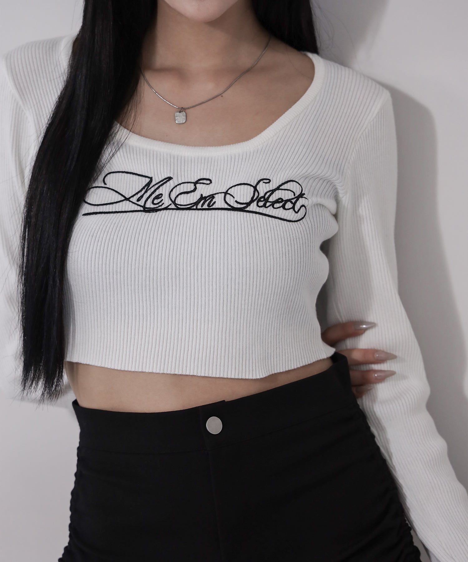 レタリングロゴ刺繍スクエアネックショートリブニットトップス / lettering logo embroidery square neck short rib knit tops