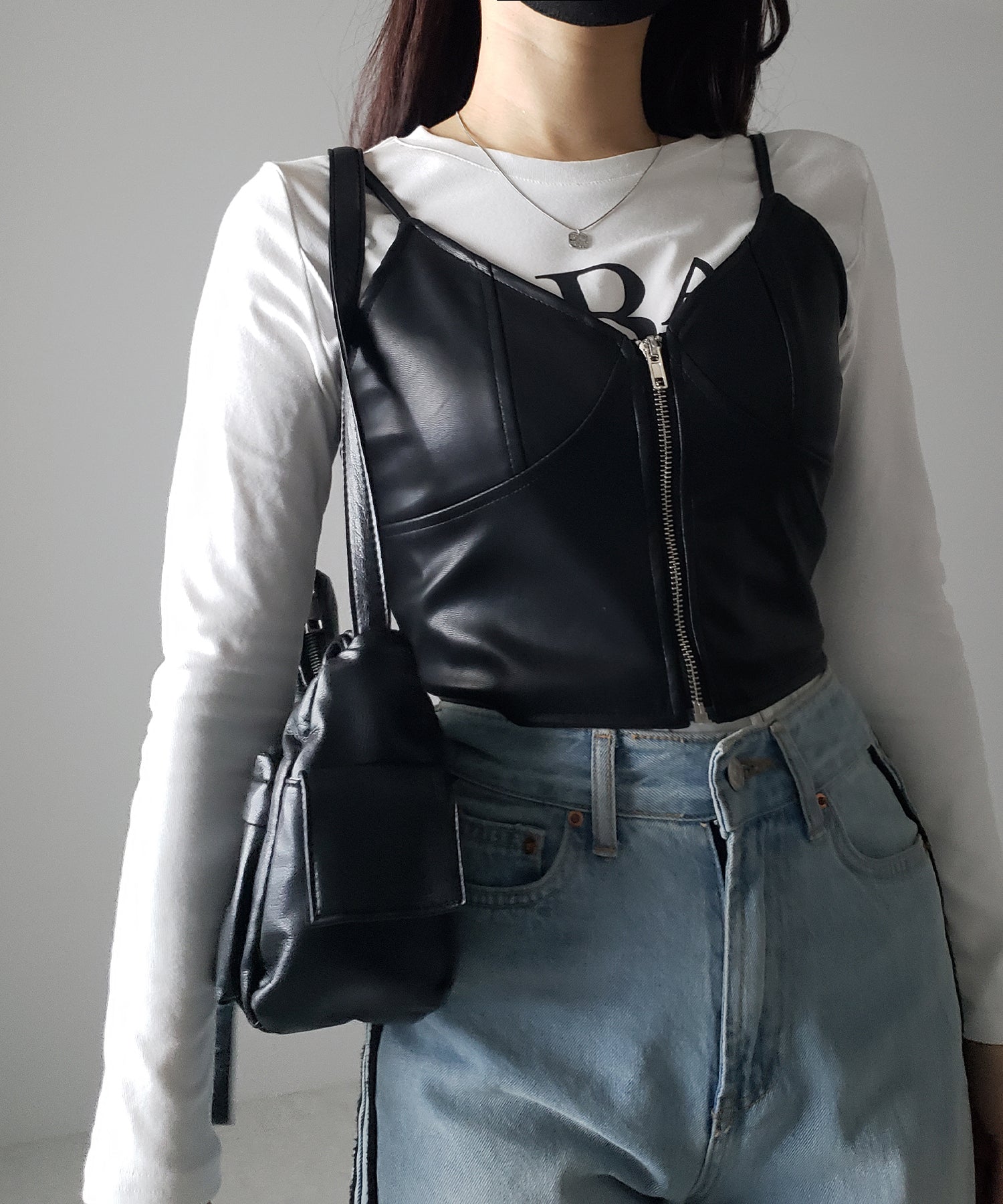 【 2color 】フロントジップフェイクレザービスチェ