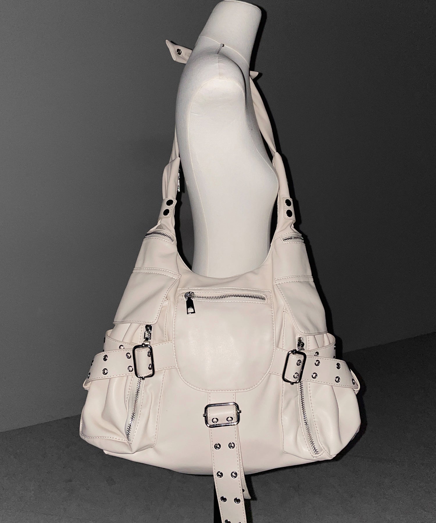 【 多ポケットで収納力抜群 】3連ベルテッド多ポケットフェイクレザーショルダーバッグ / Three belted multi pocket fake leather shoulder bag