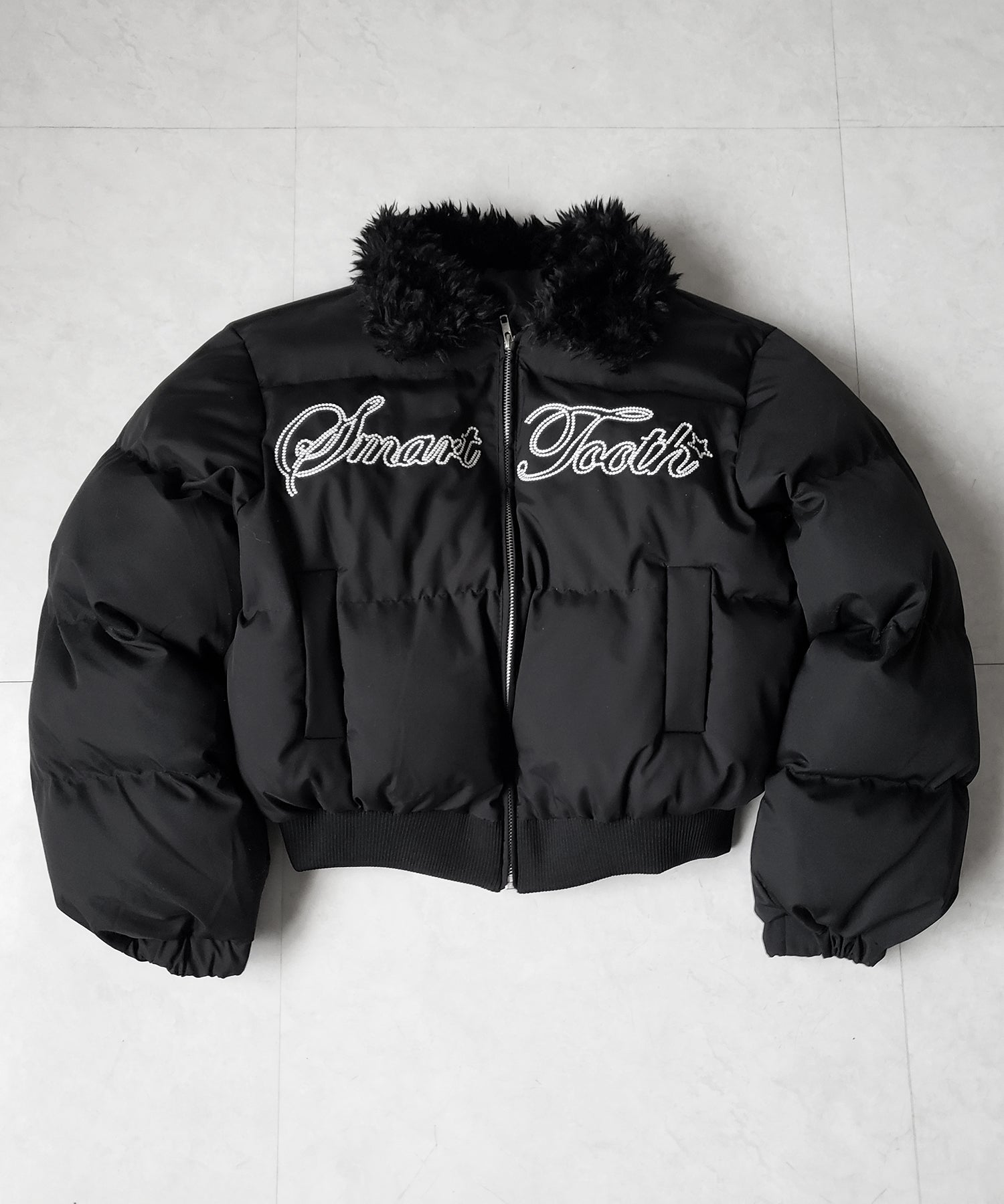 レタリングロゴ刺繍ショートパフダウンジャケット / lettering logo embroidery short puffer jacket