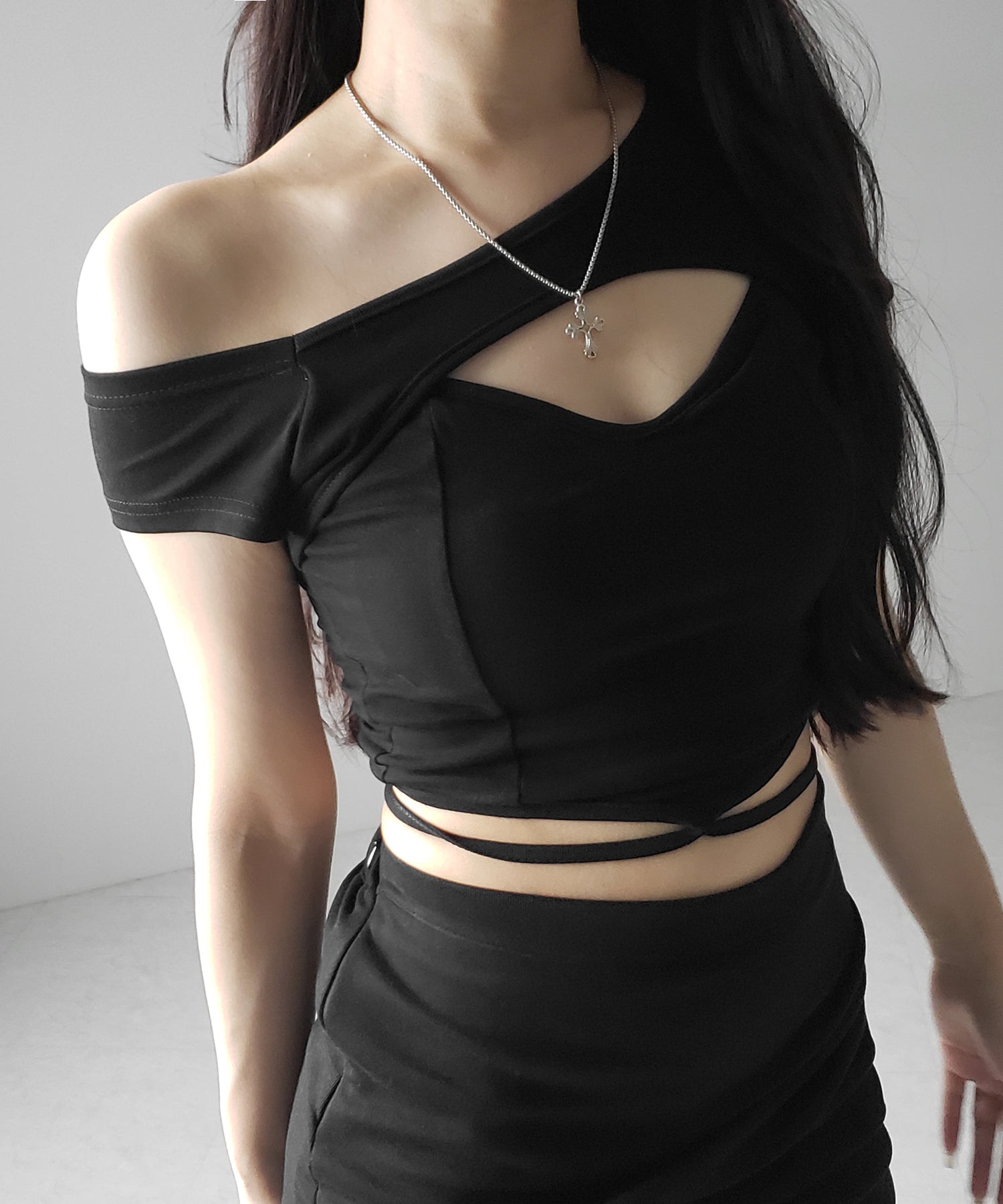 【 2color 】胸開きカットアウトクロスストラップワンショルダーTシャツ / open chest cutout cross strap one shoulder T-shirts