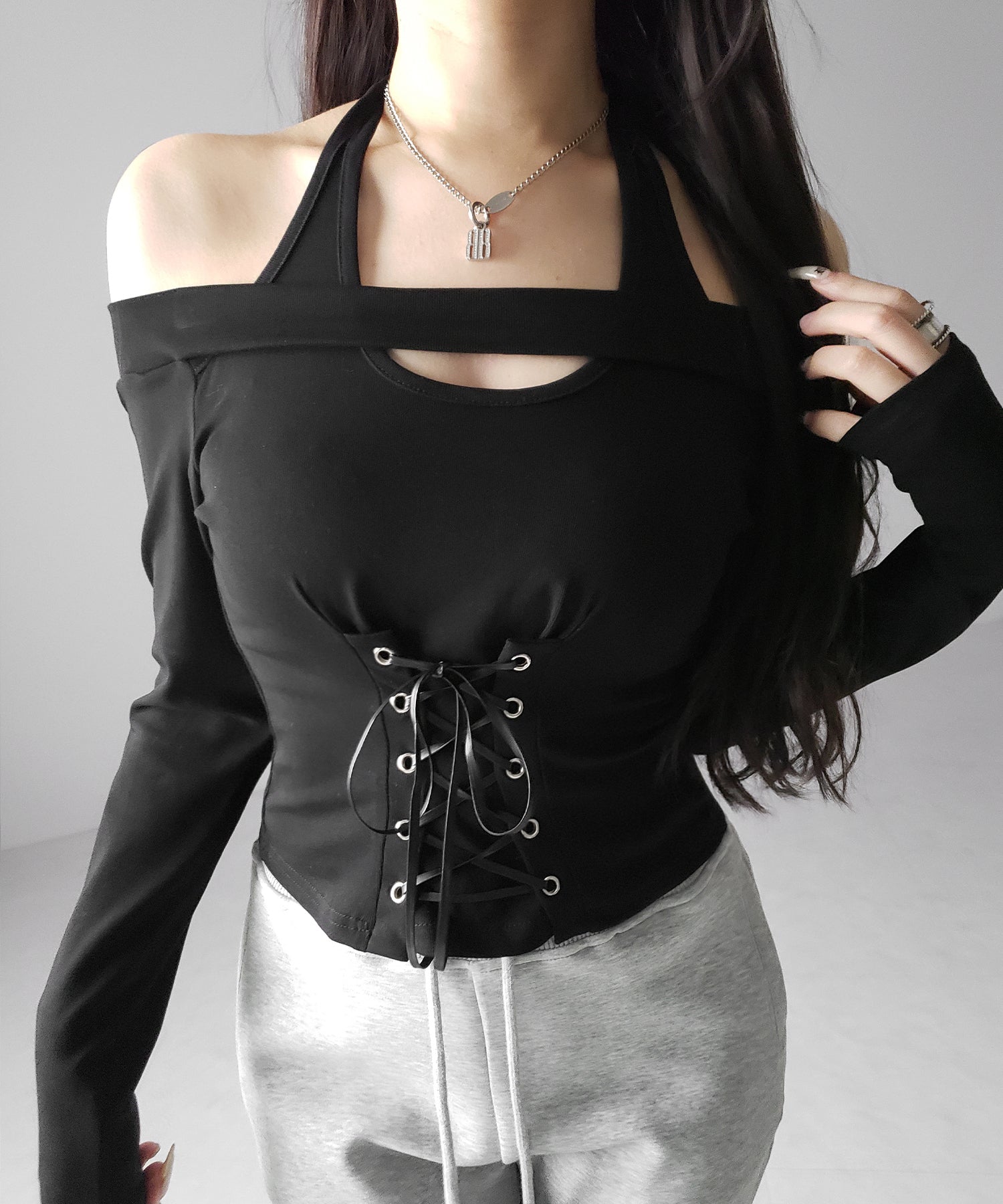 レースアップカットアウトホルターオフショルトップス / laceup cutout halter offshoulder tops