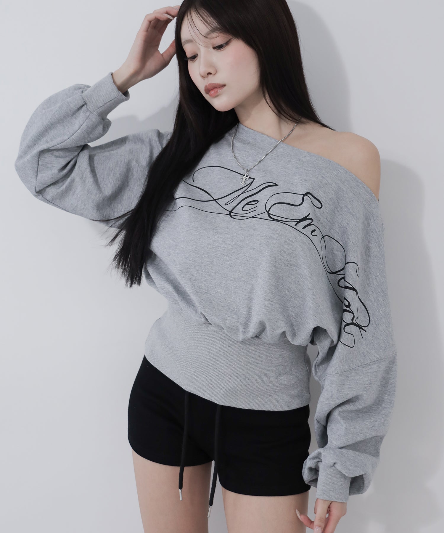 レタリングロゴワンショルショートスウェットライクトップス / lettering logo one-shoulder short sweatlike tops