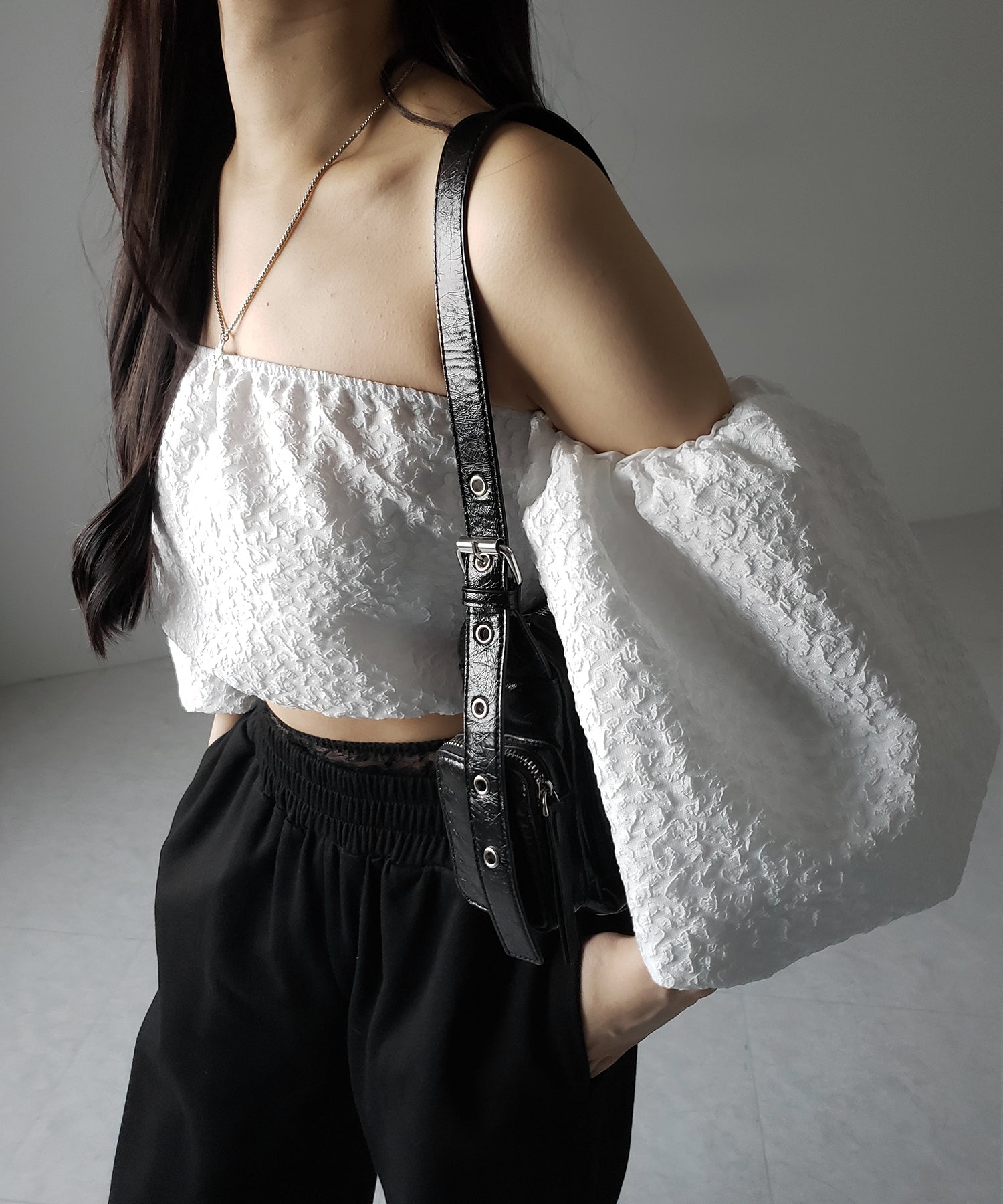 【 2color 】オフショルダーボリュームパフショートブラウス / off shoulder volume puff short blouse