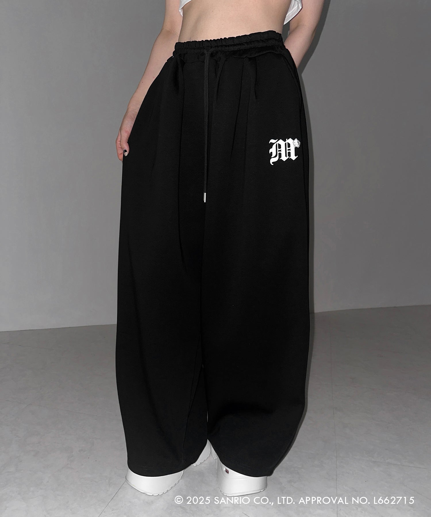 【 HELLO KITTY × me+em select 】ハローキティM LOGO ワイドスウェットパンツ / Hello Kitty M Logo wide sweatpants 【 セットアップ着用可能 】