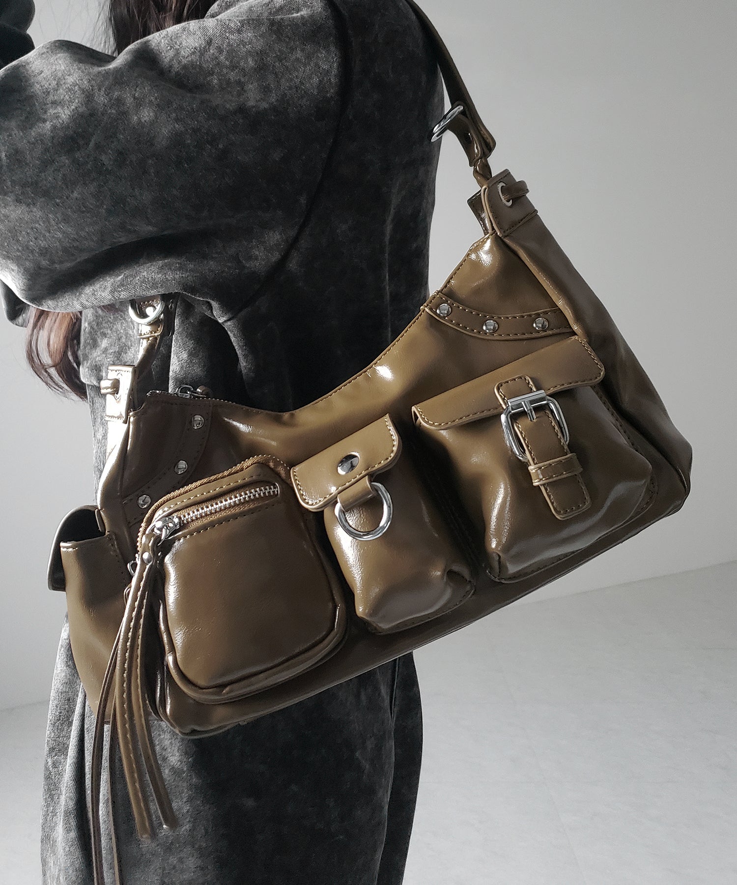 【 ショルダーにできる2WAY 】 4アウトポケットワンハンドルショルダーバッグ / 4 outpocket onehandle shoulder bag