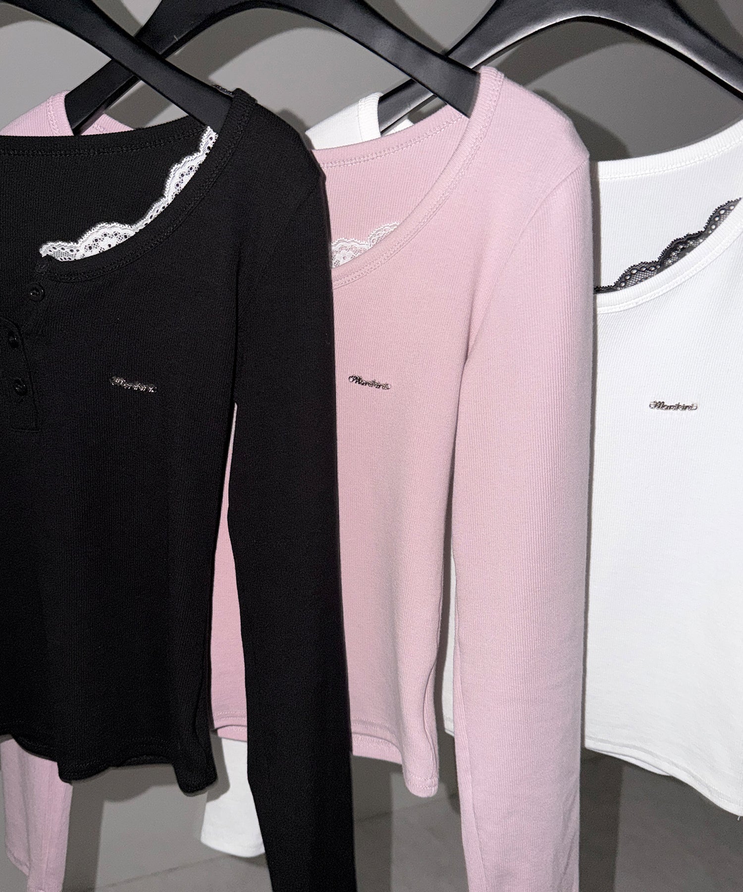 ヘンリーネックロゴプレートレースリブトップス / henley neck logo plate lace ribbed tops