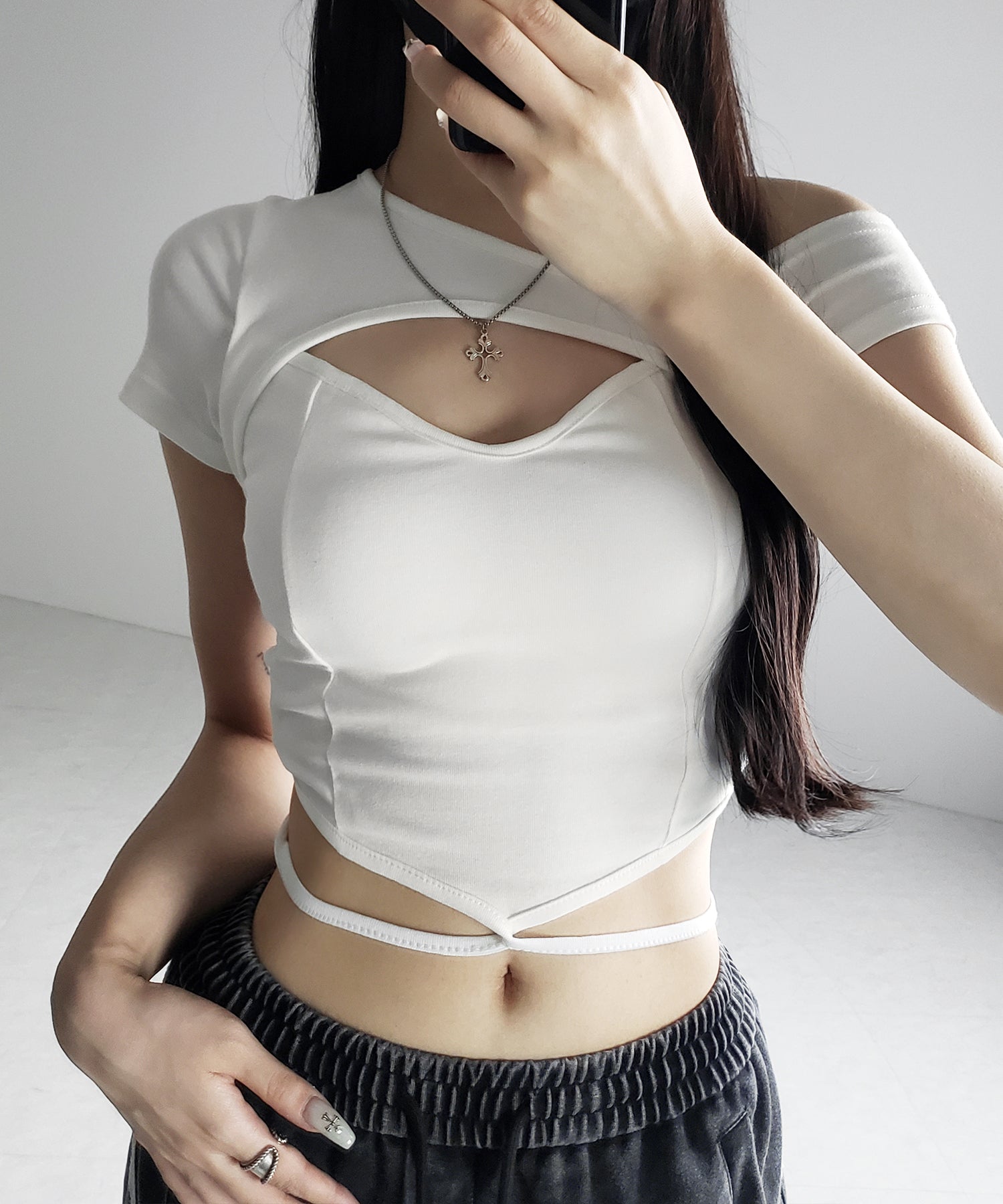 【 2color 】胸開きカットアウトクロスストラップワンショルダーTシャツ / open chest cutout cross strap one shoulder T-shirts