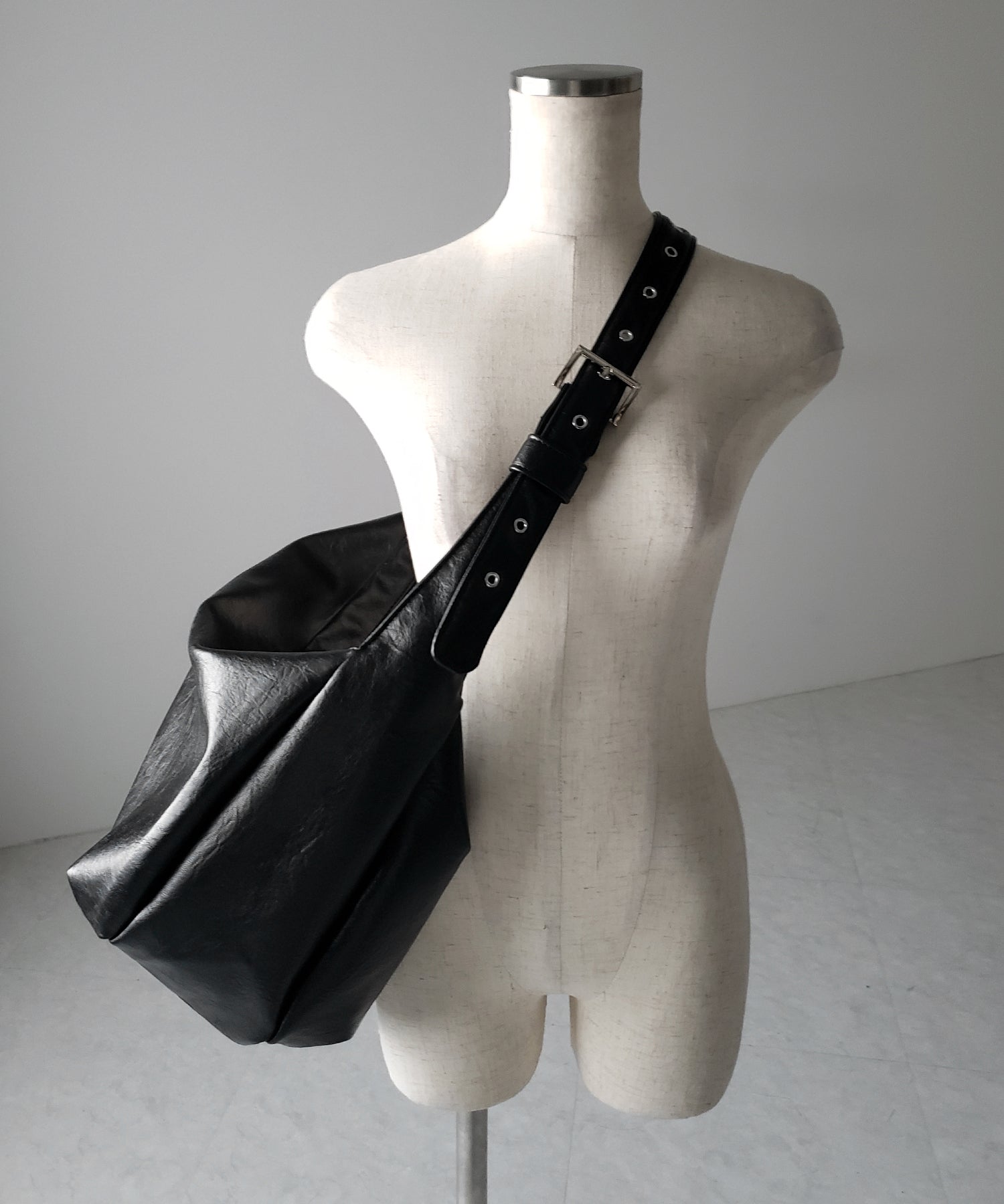 【 2WAY / A4収納可 】ハトメデザインベルテッドワンハンドルショルダーバッグ / Eyelet design belted onehandle shoulder bag
