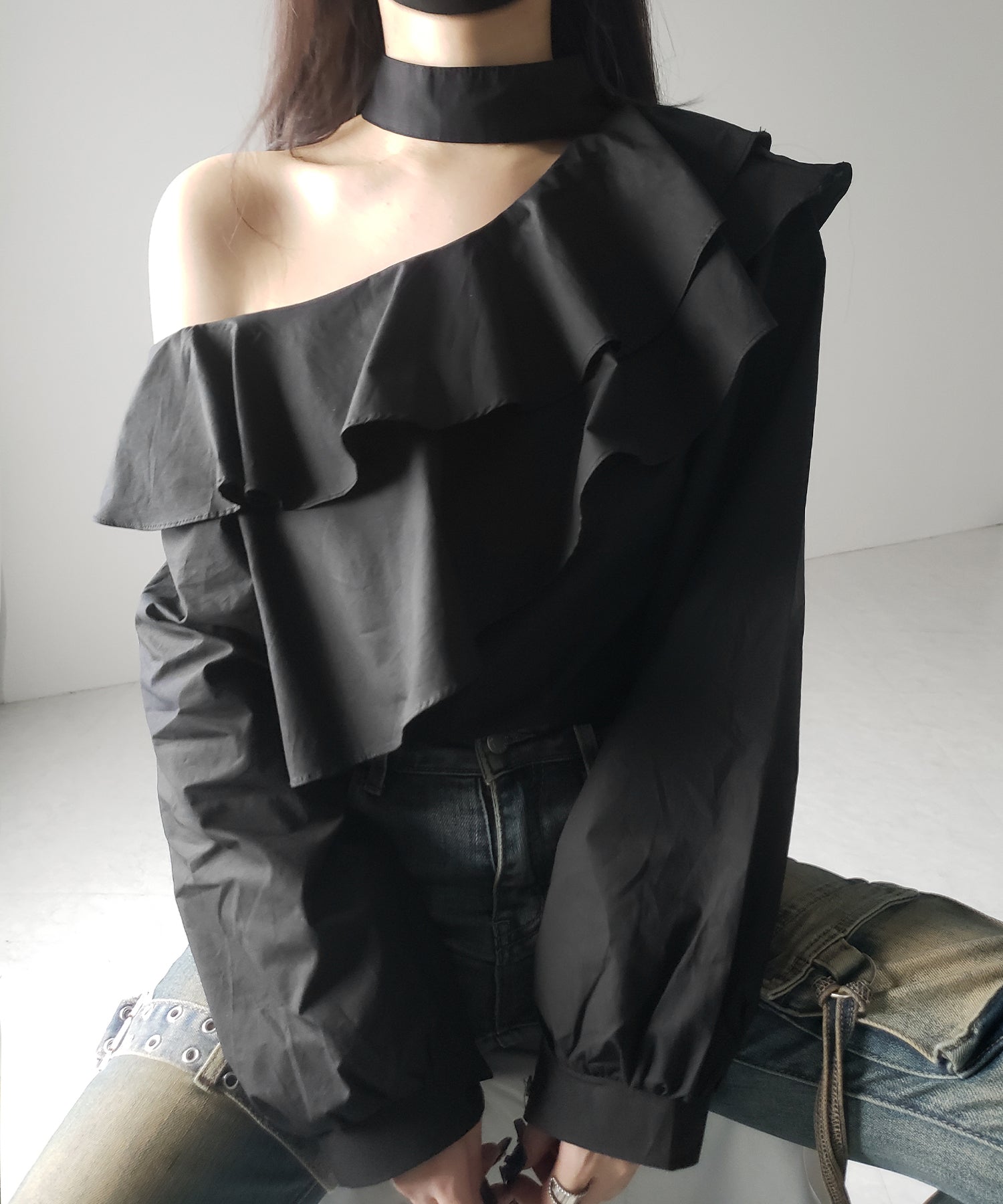 【 2color 】チョーカーフリルワンショルダーブラウス / choker frill one shoulder blouse