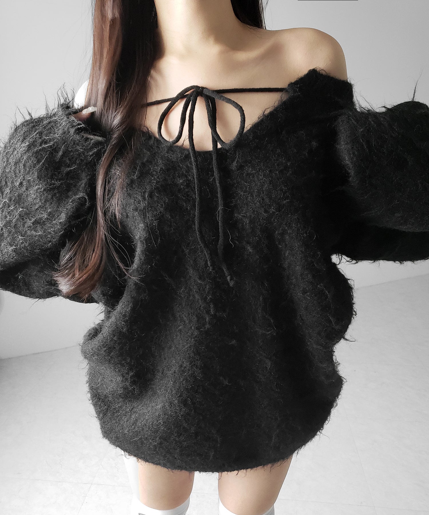 ストラップリボンオフショルオーバーシャギーニット / strap ribbon off shoulder over shaggy knit