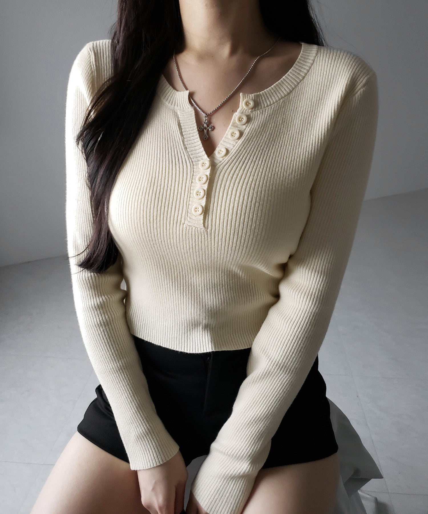 キーネックボタンデザインクロップドリブニット