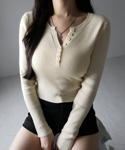 キーネックボタンデザインクロップドリブニット