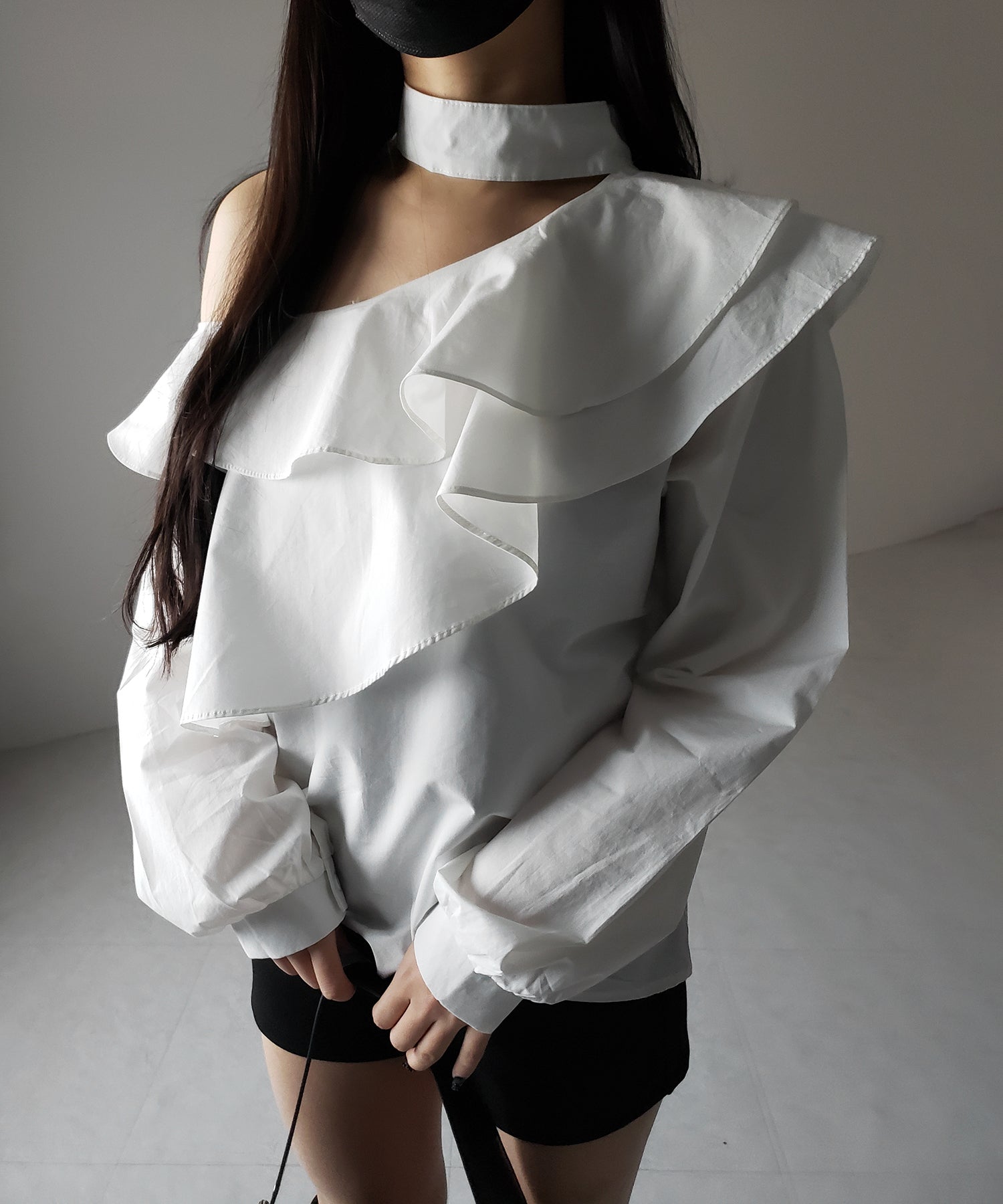【 2color 】チョーカーフリルワンショルダーブラウス / choker frill one shoulder blouse